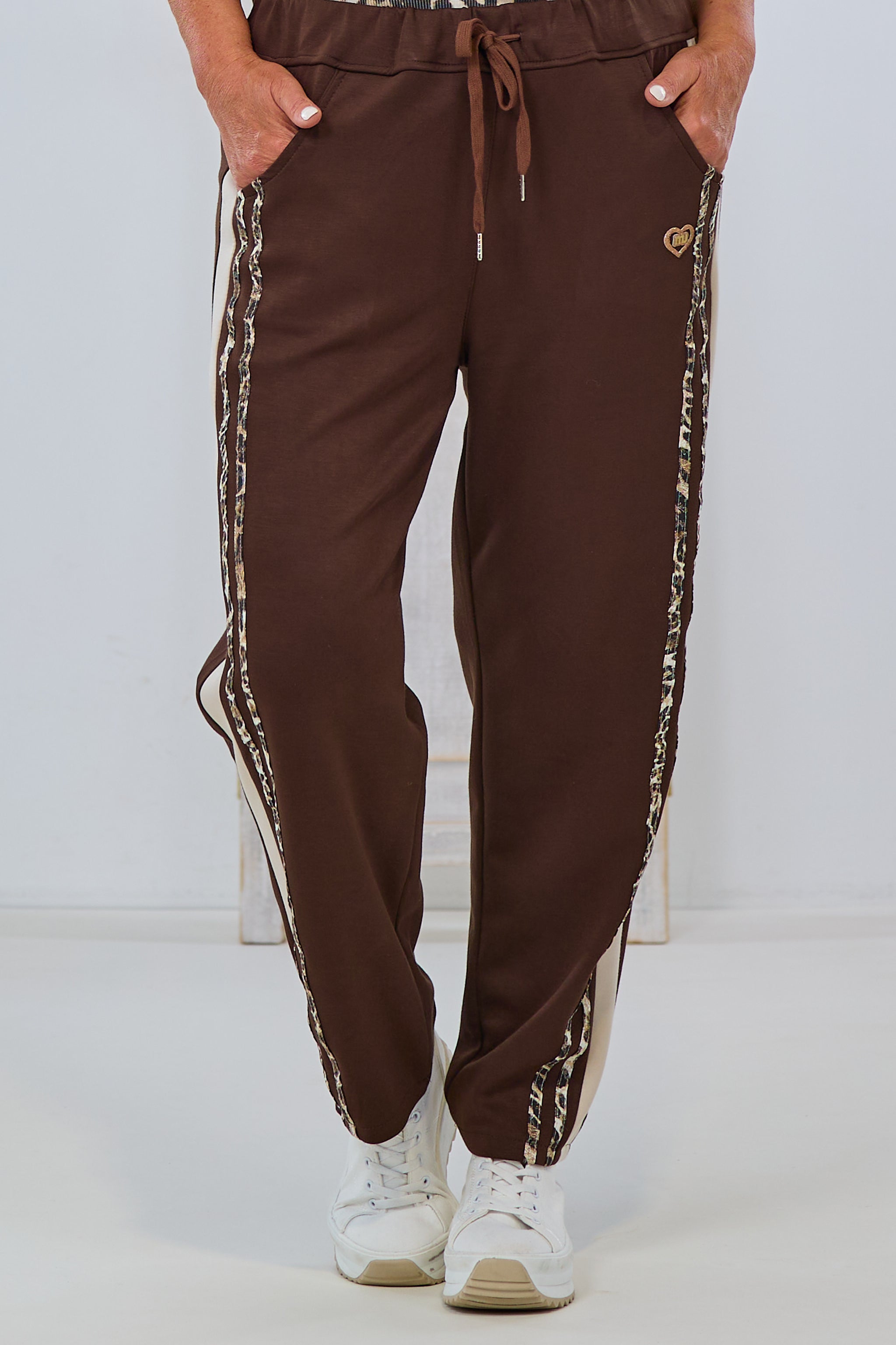 Cozy Hose mit seitlichen Streifen, braun-leo