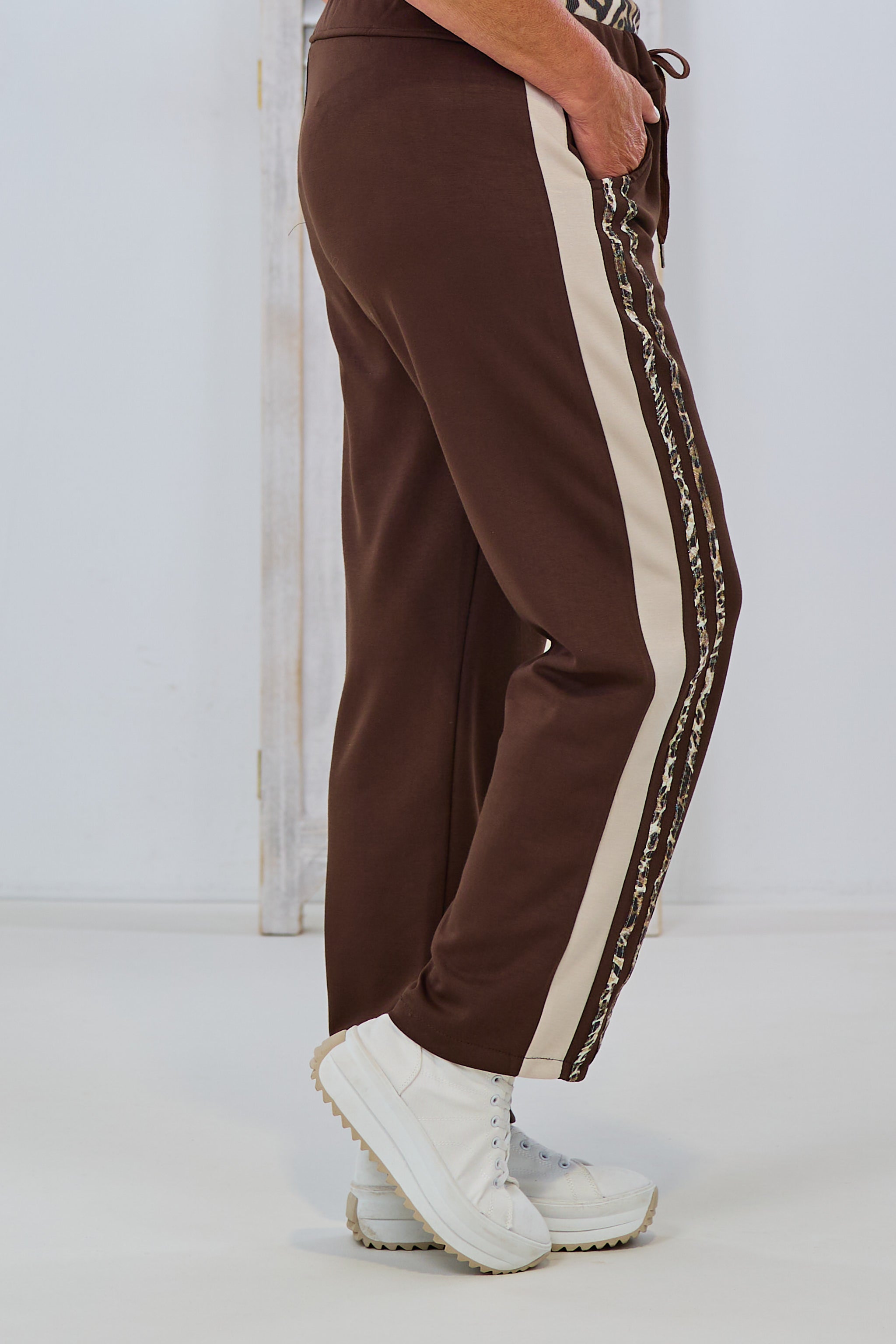 Cozy Hose mit seitlichen Streifen, braun-leo