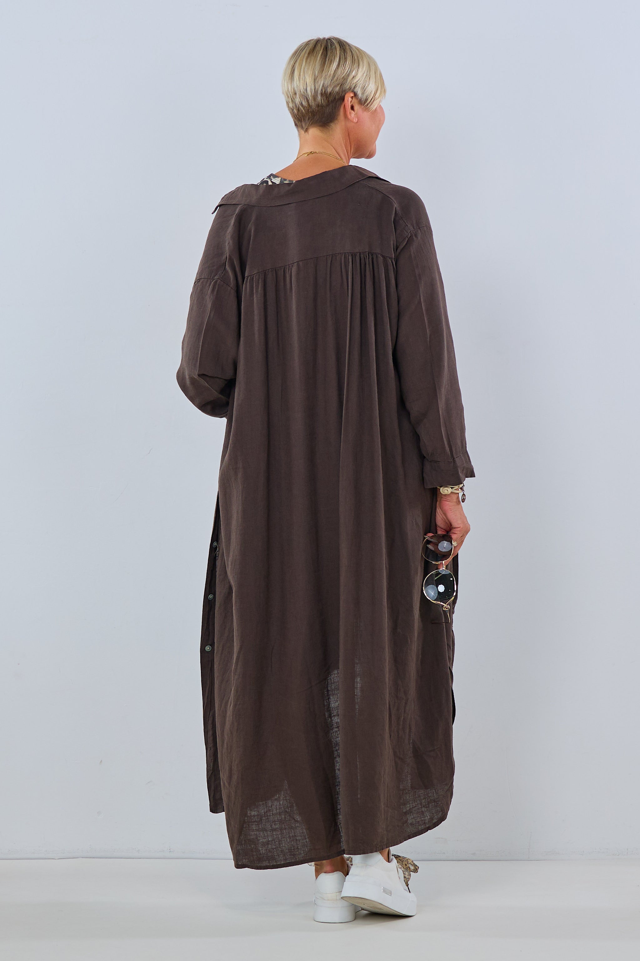 langes Hemdblusenkleid mit seitlichen Taschen, braun
