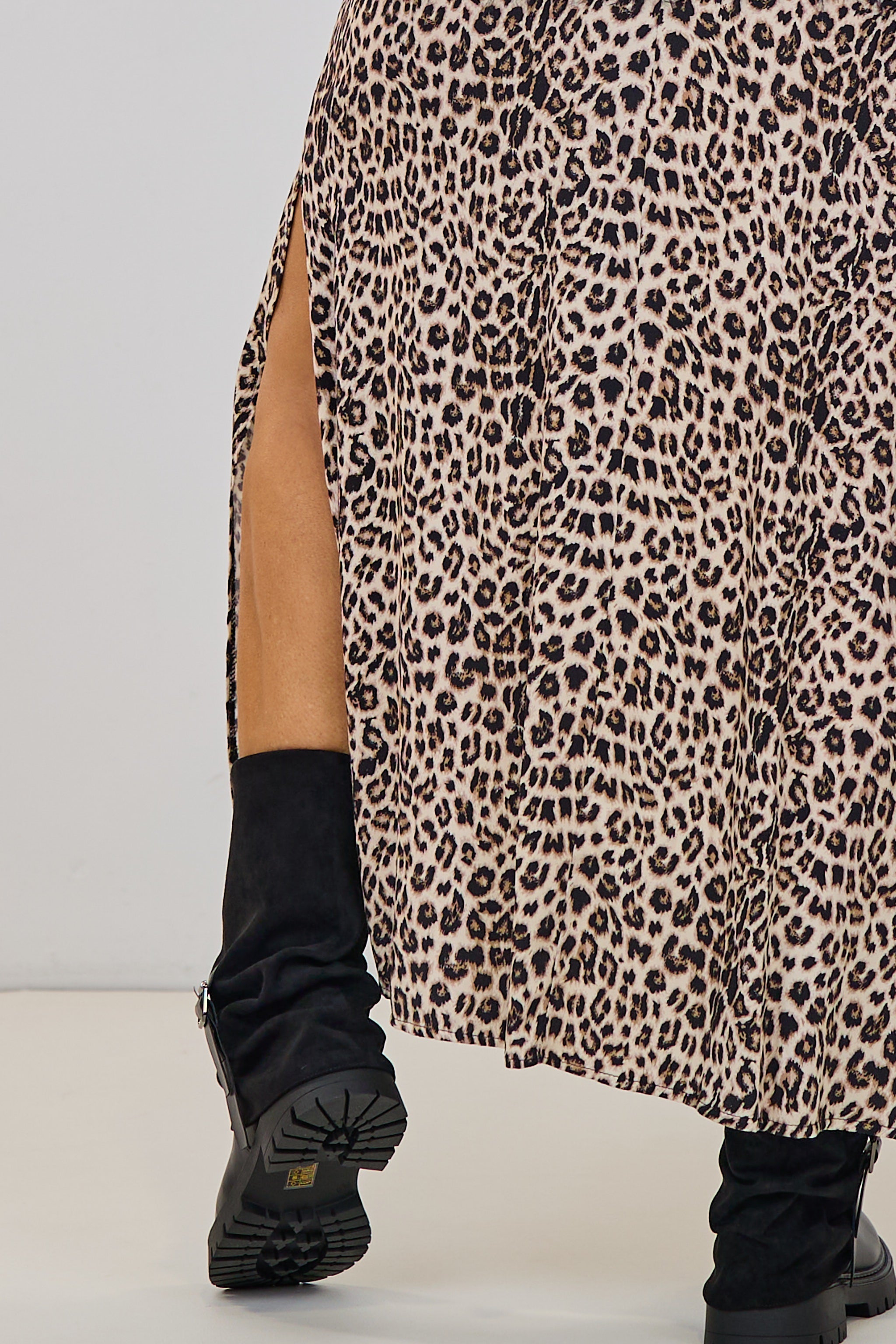 Langer Leo-Rock mit Schlitz, schwarz-beige-leo