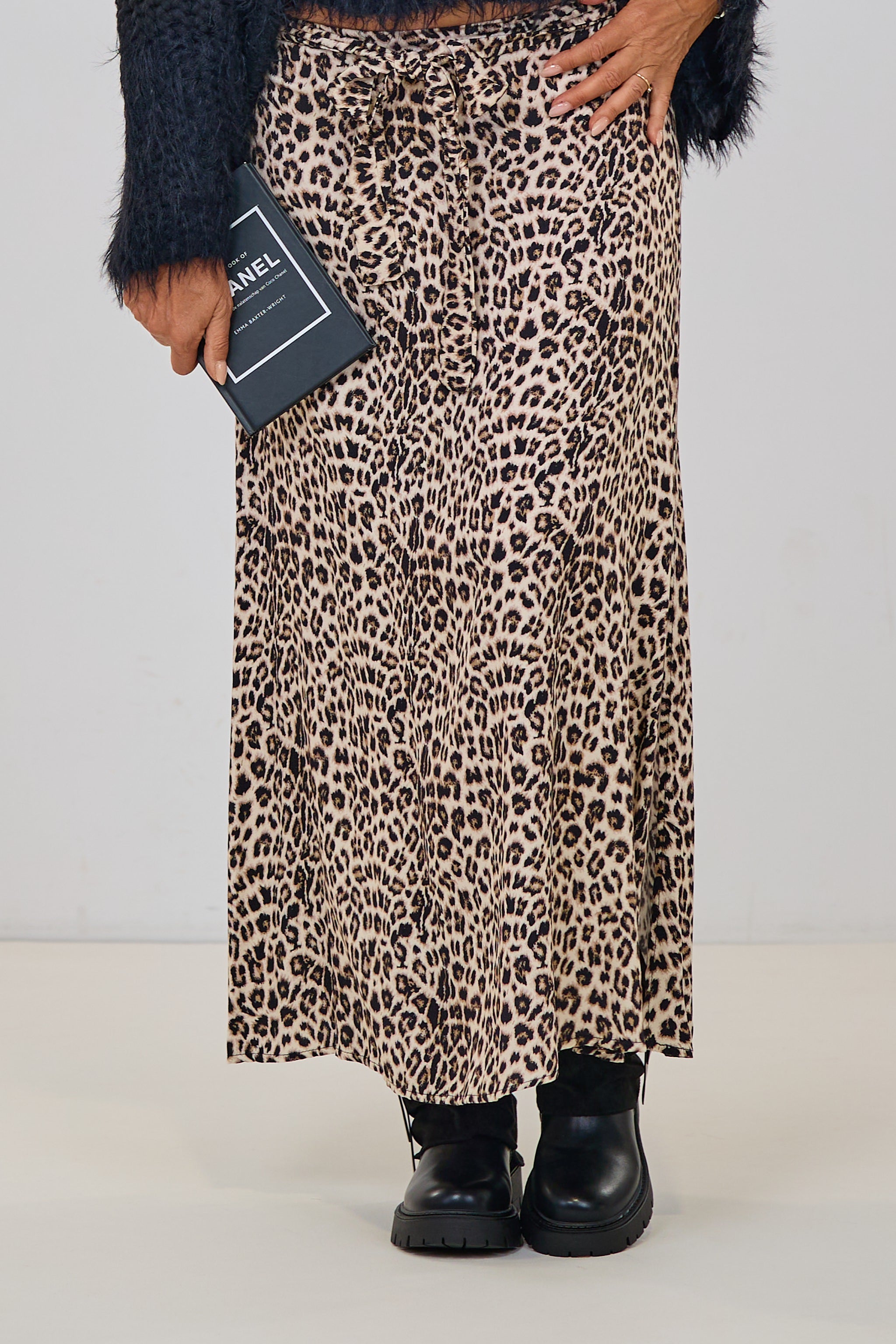 Langer Leo-Rock mit Schlitz, schwarz-beige-leo