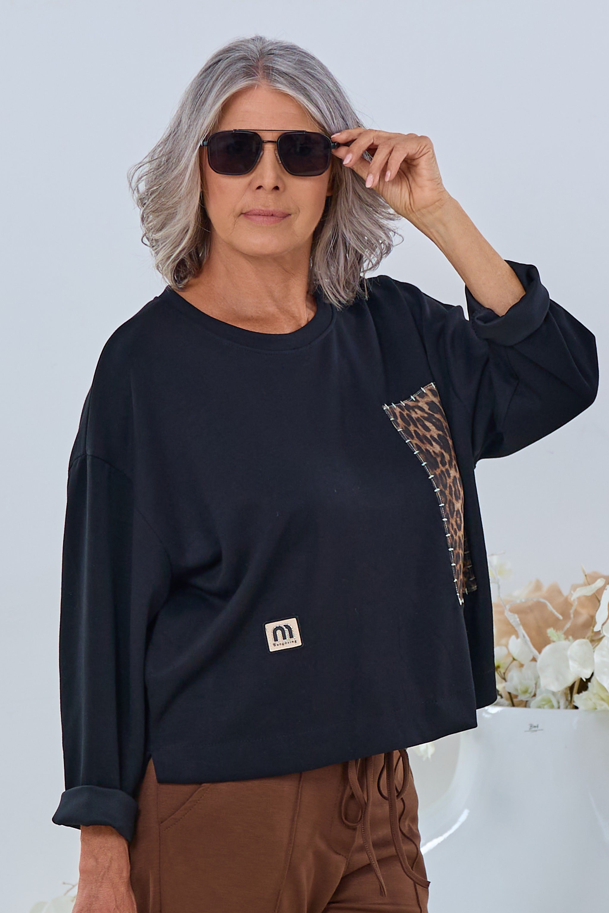 Cozy Shirt mit Leo-Aufnäher, schwarz
