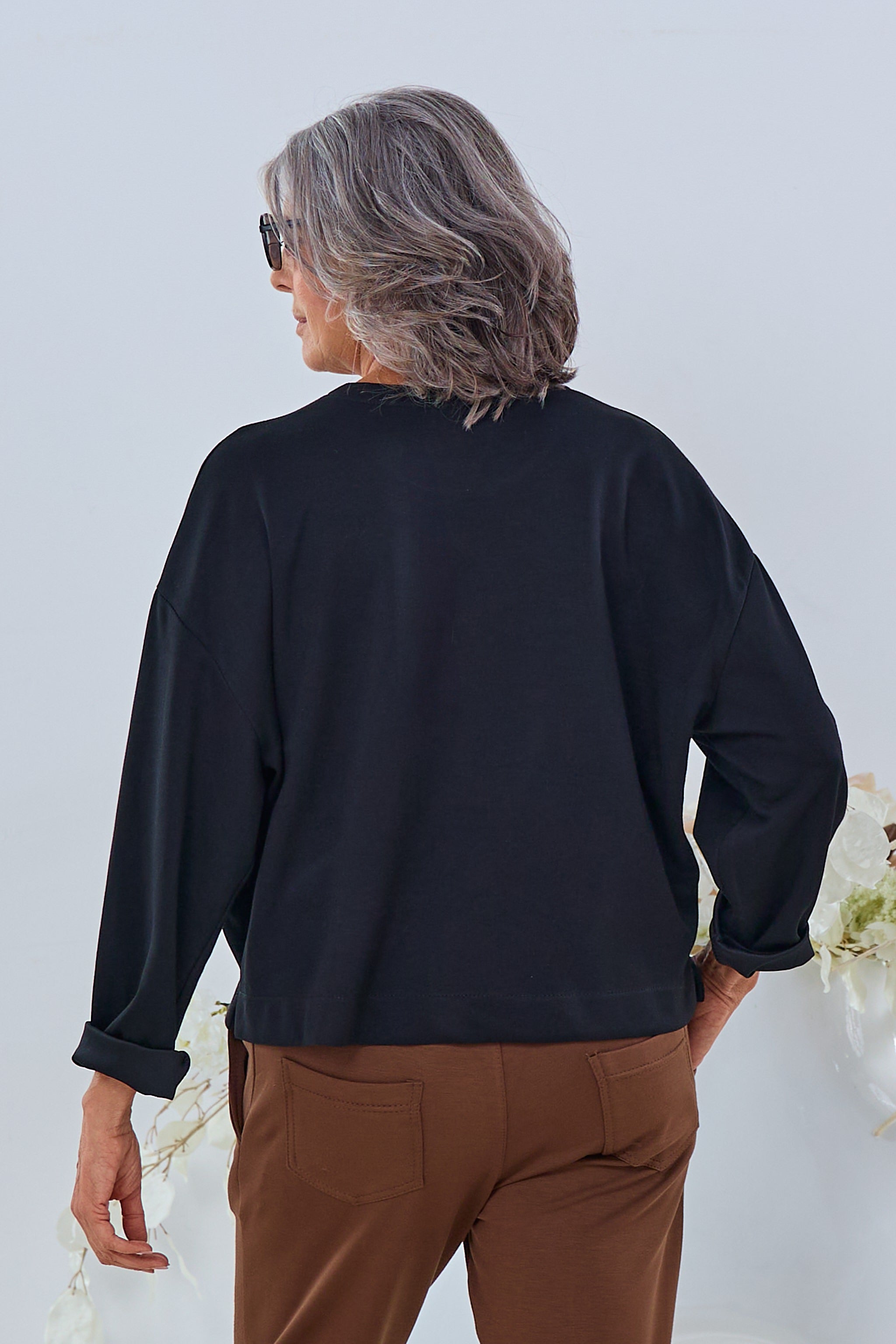 Cozy Shirt mit Leo-Aufnäher, schwarz