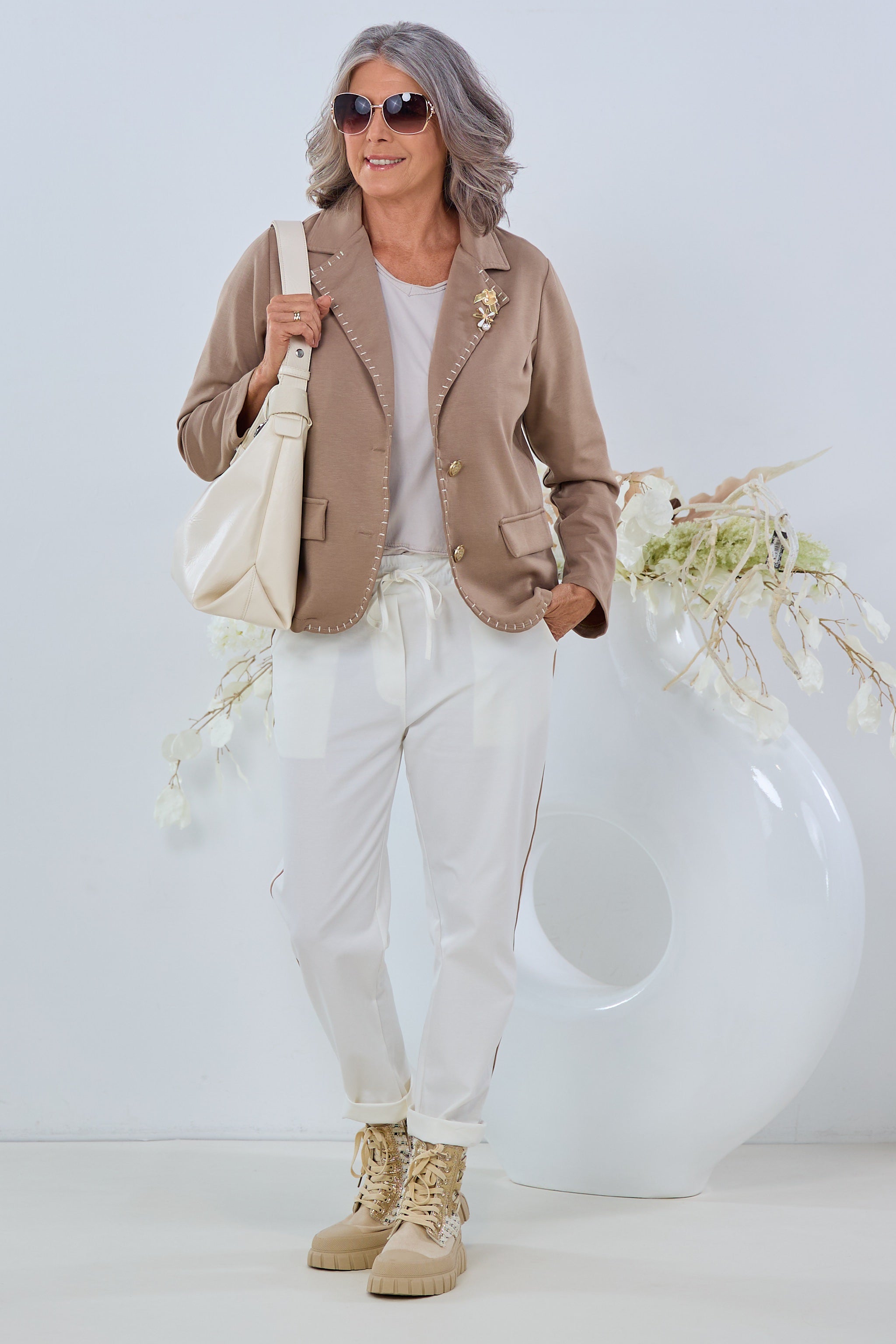 Blazer mit Broschen, taupe