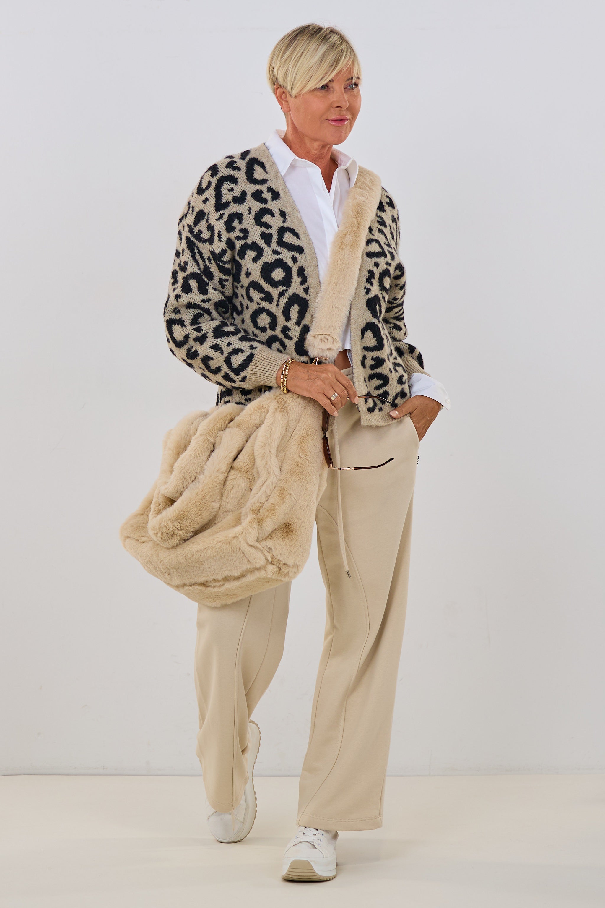 Strickjacke im Leo-Muster, taupe-schwarz