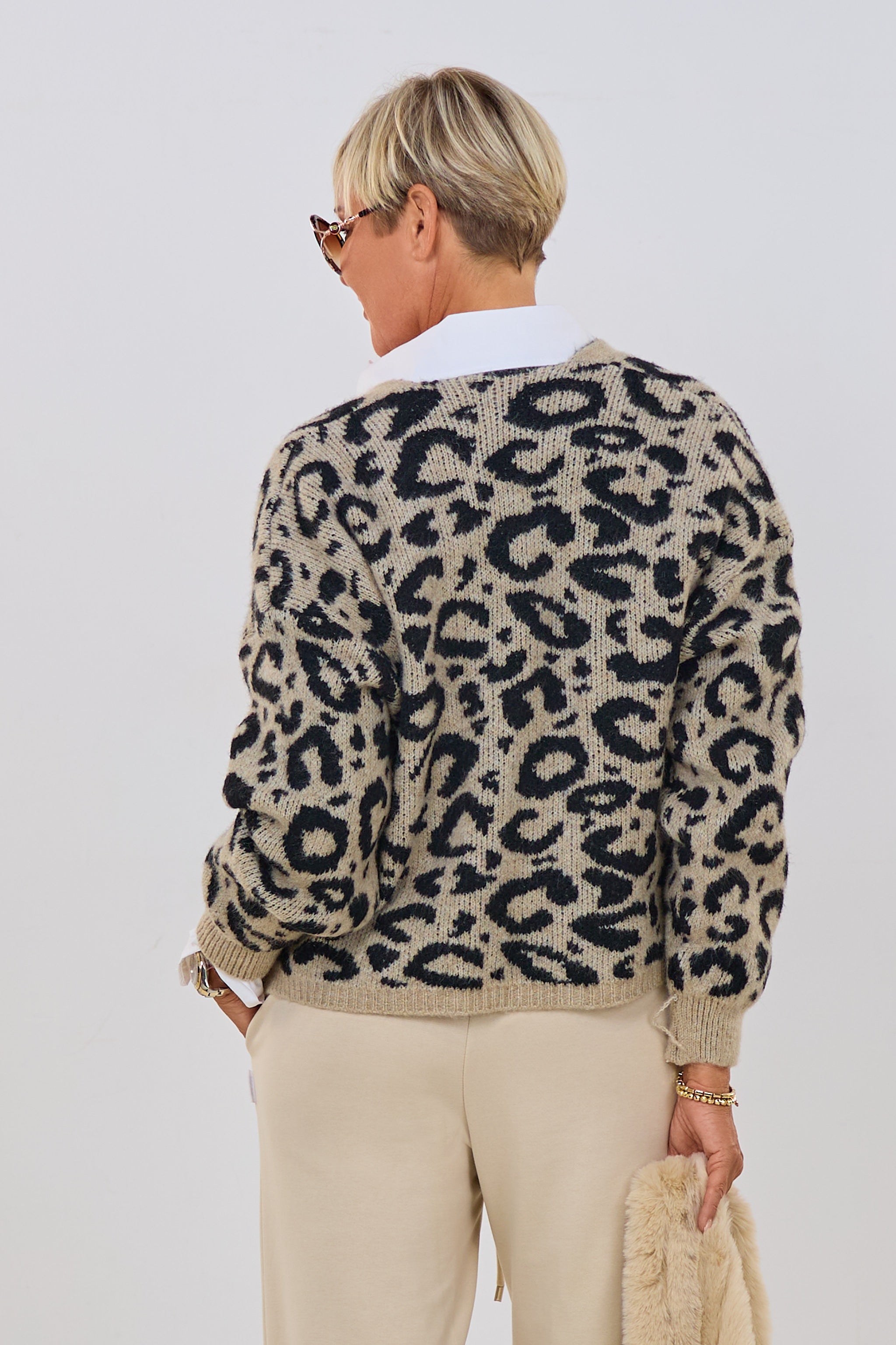 Strickjacke im Leo-Muster, taupe-schwarz