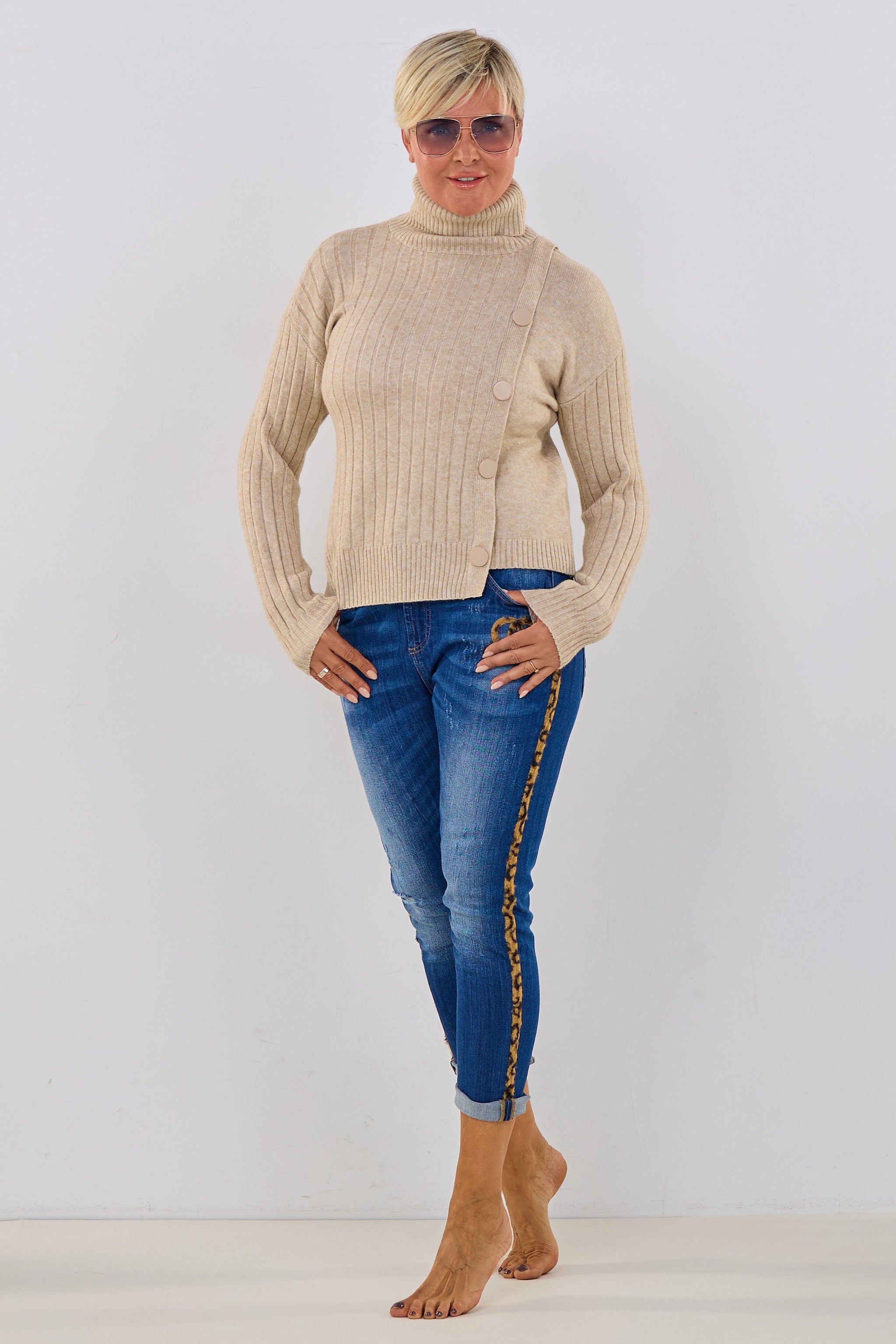 gerippter Rollkragenpulli mit Zierknöpfen, beige