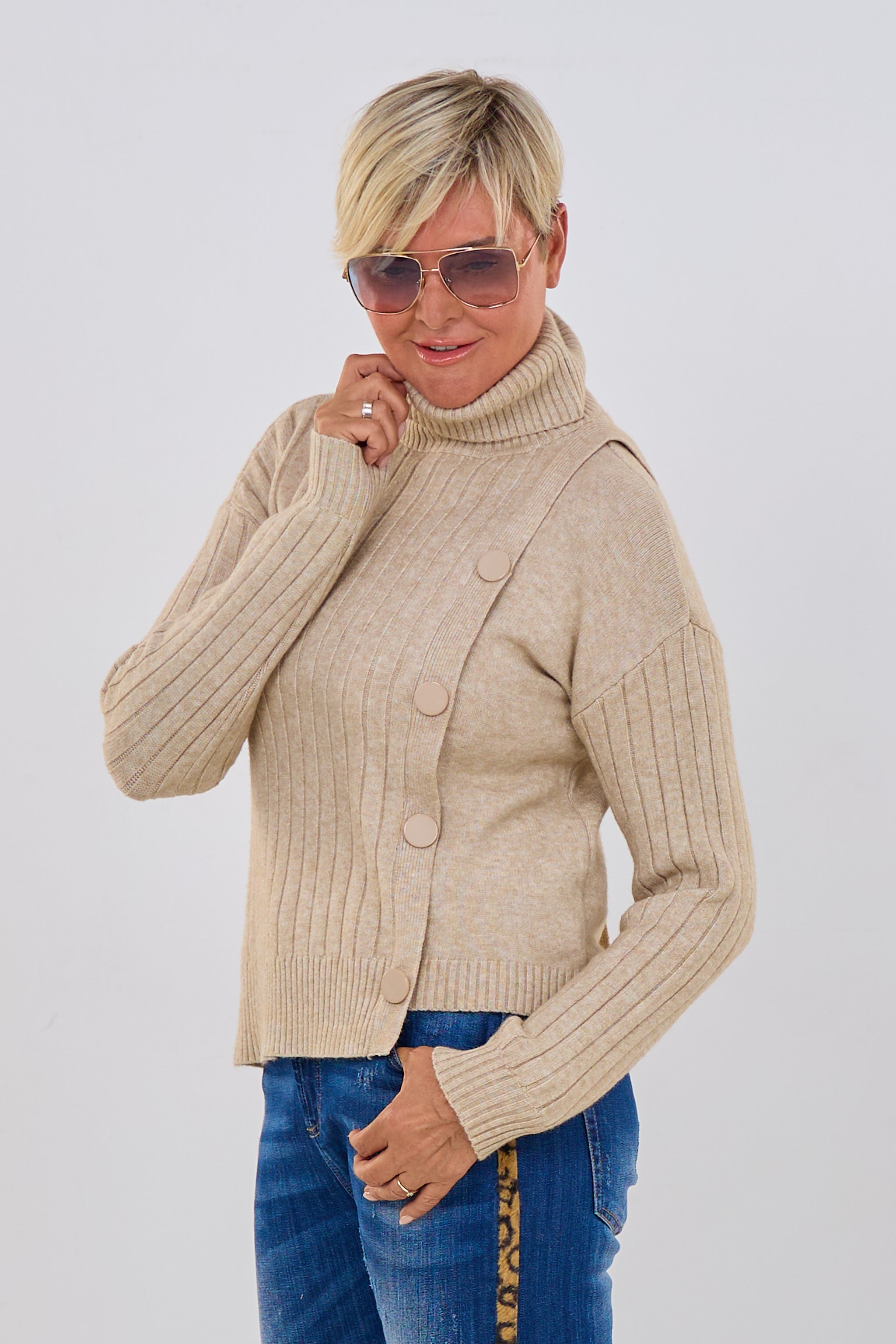 gerippter Rollkragenpulli mit Zierknöpfen, beige