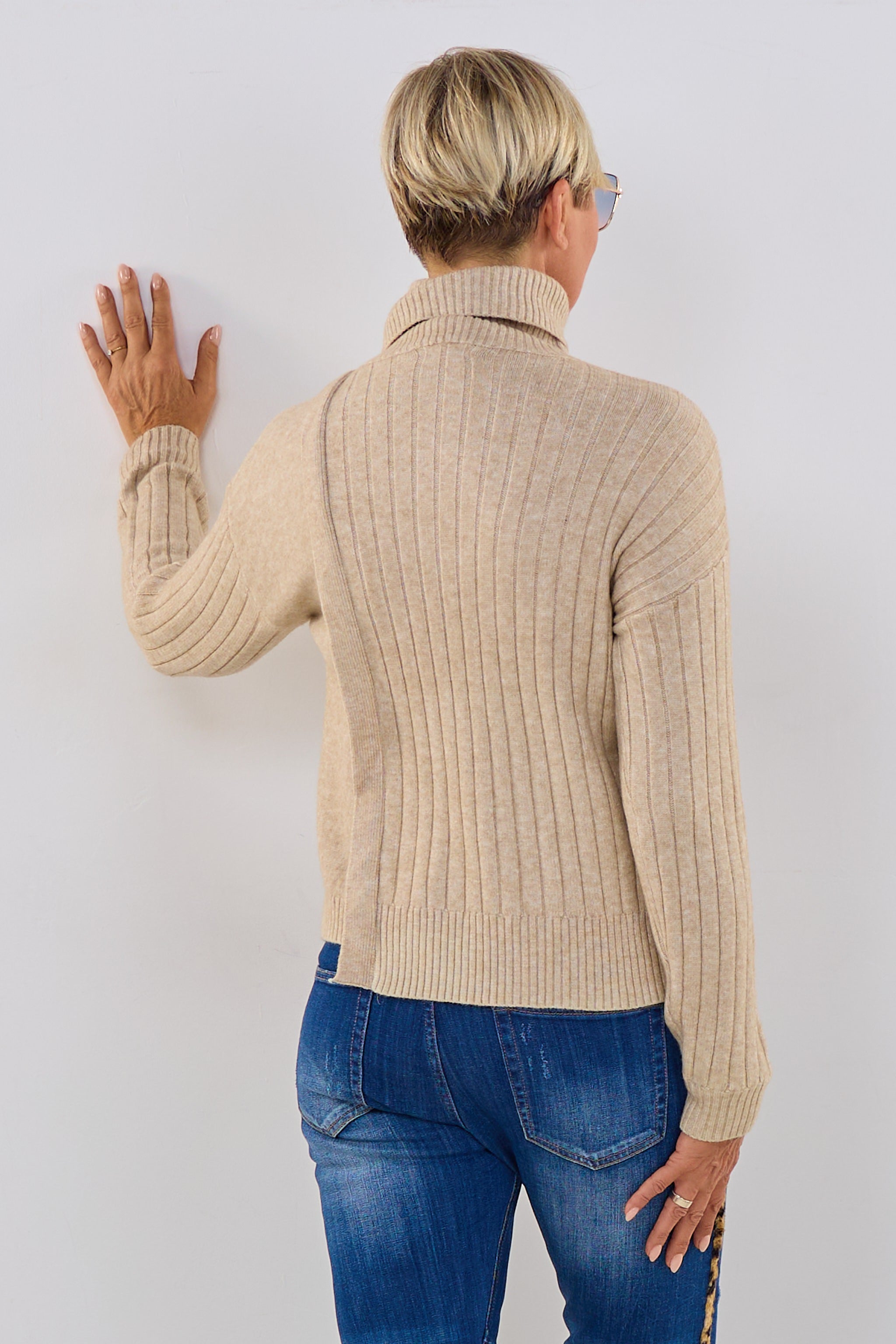 gerippter Rollkragenpulli mit Zierknöpfen, beige