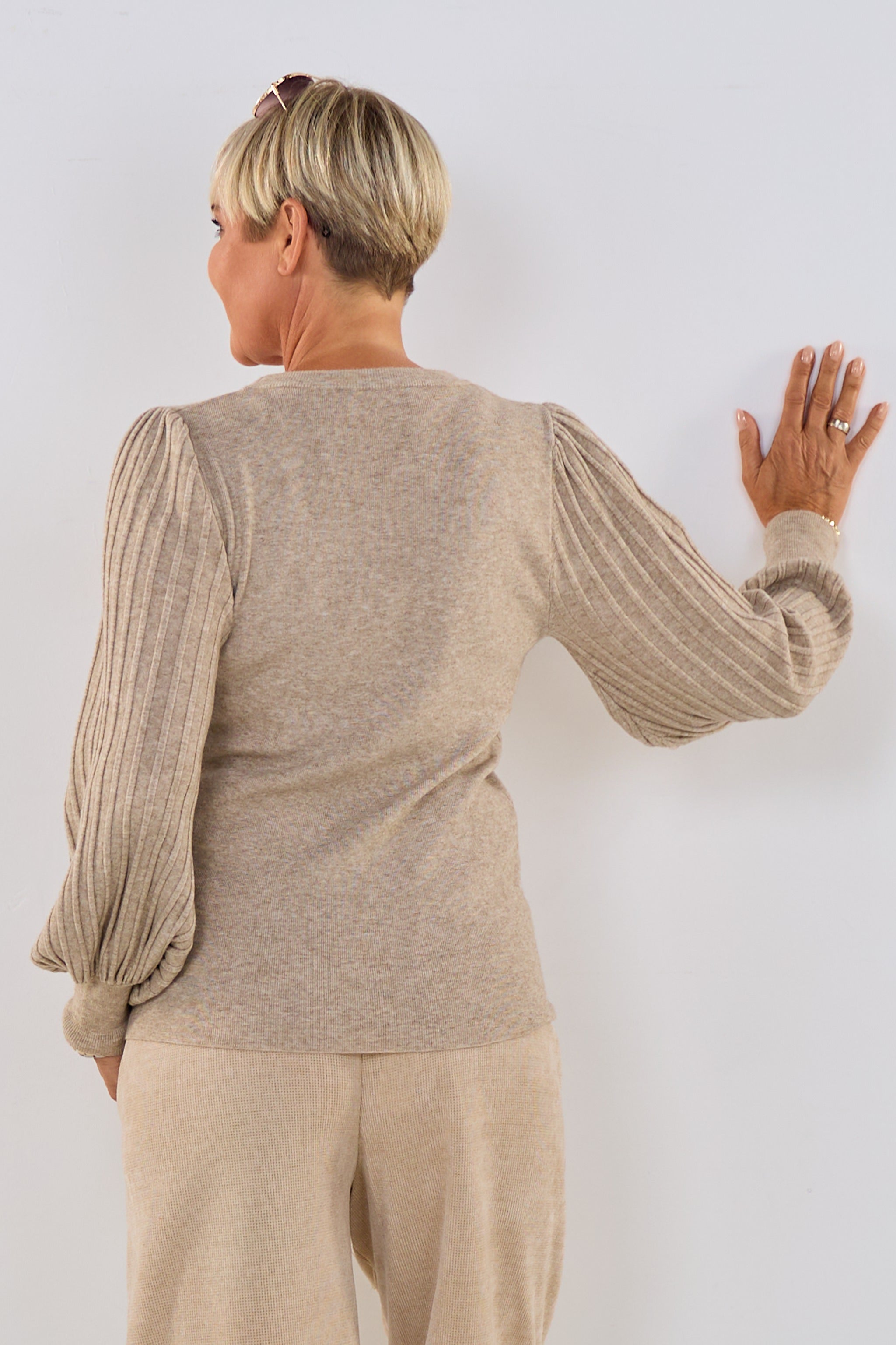 Strickpulli mit weiten Ärmeln, beige-melliert