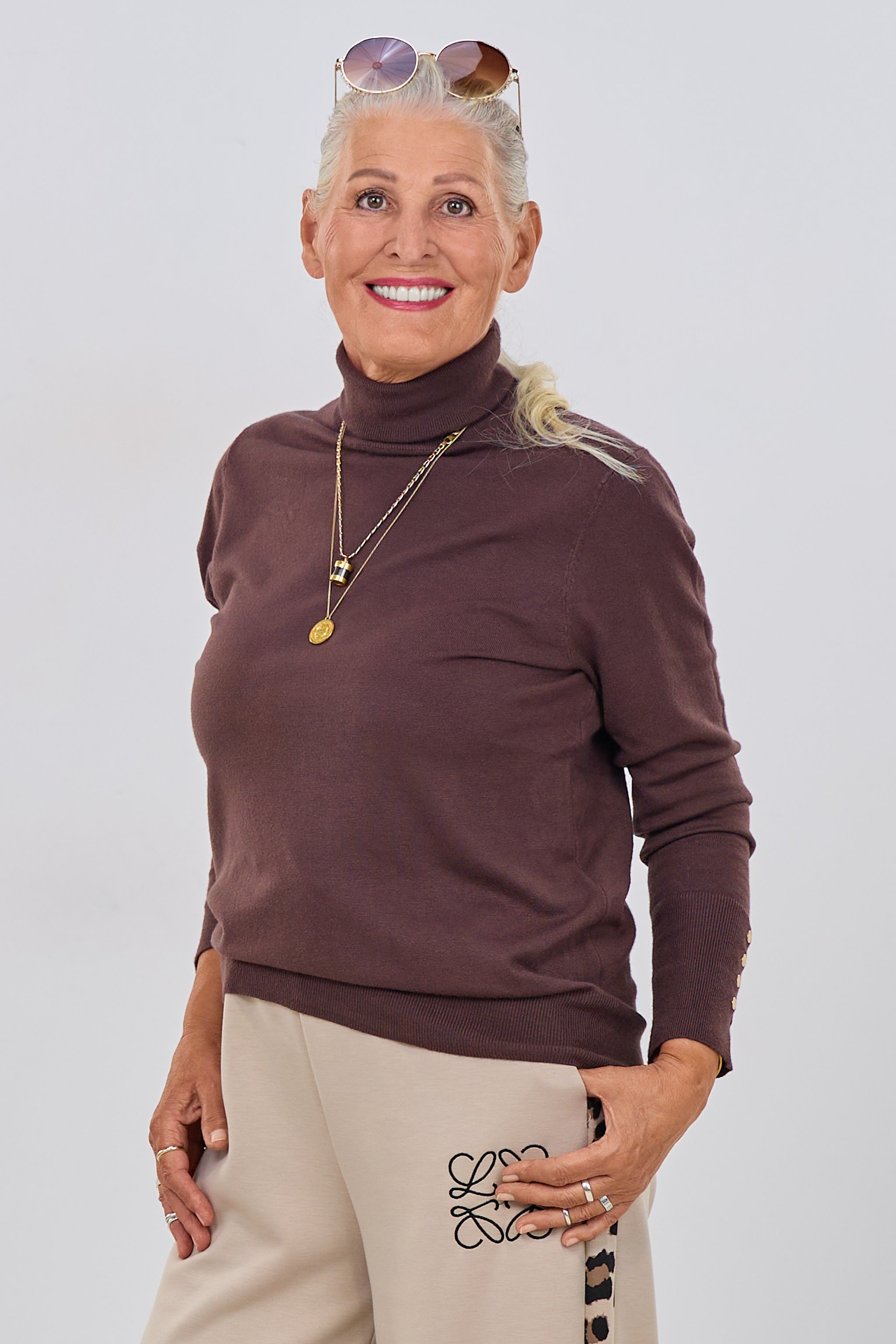 Rollkragenpullover mit Nieten an den Ärmeln, braun