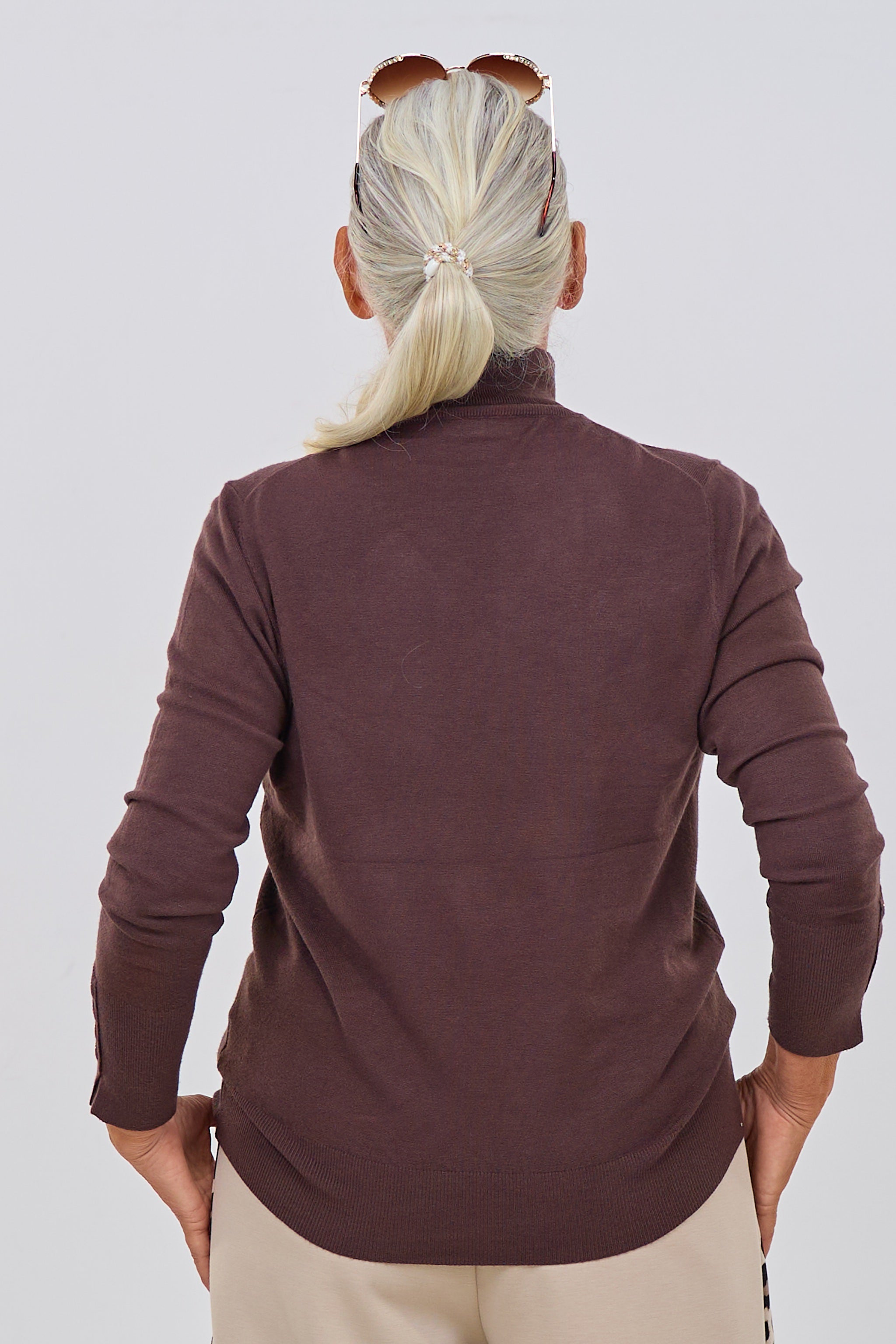 Rollkragenpullover mit Nieten an den Ärmeln, braun