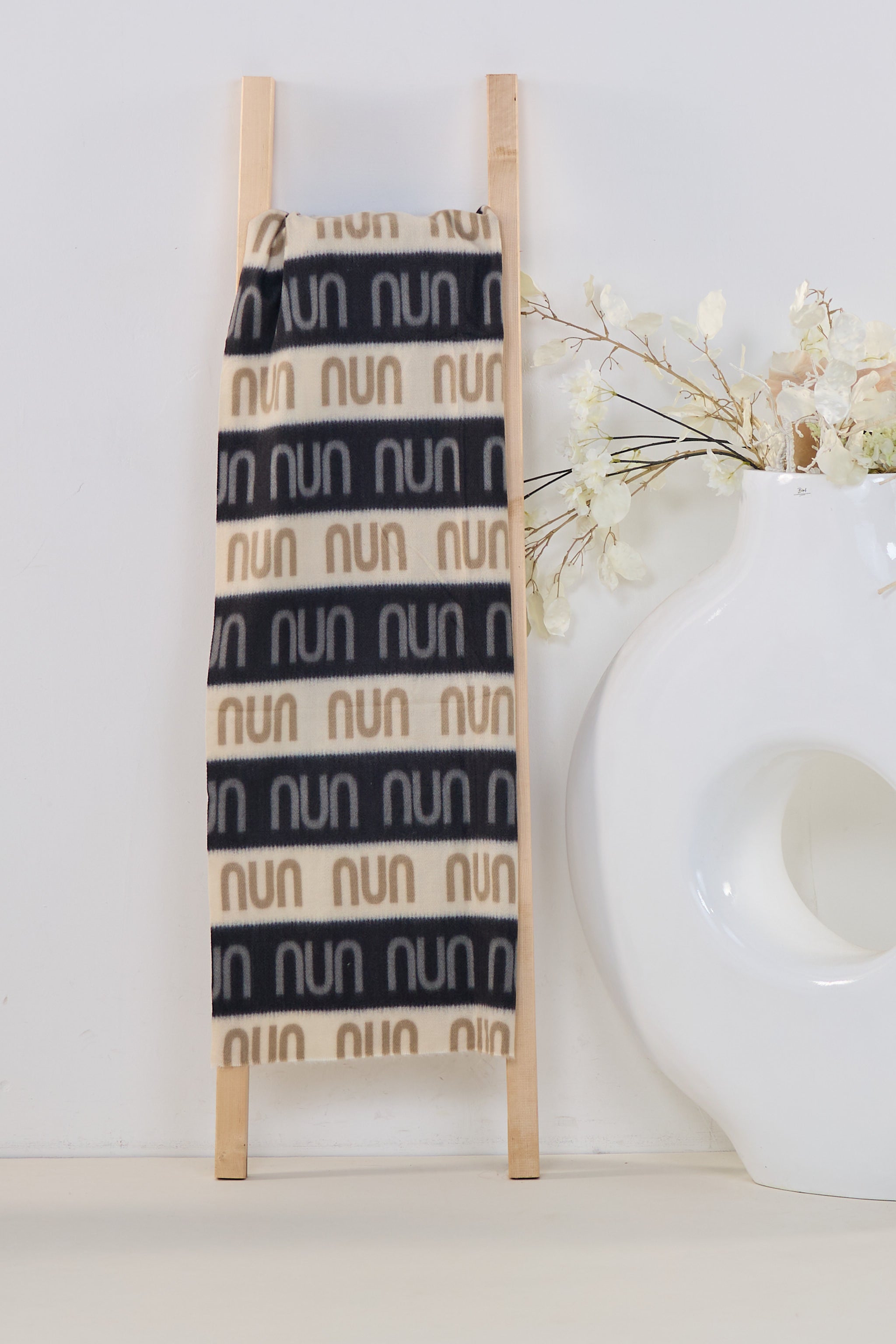 Schal mit UNU-Schriftzug, schwarz-ecru-grau