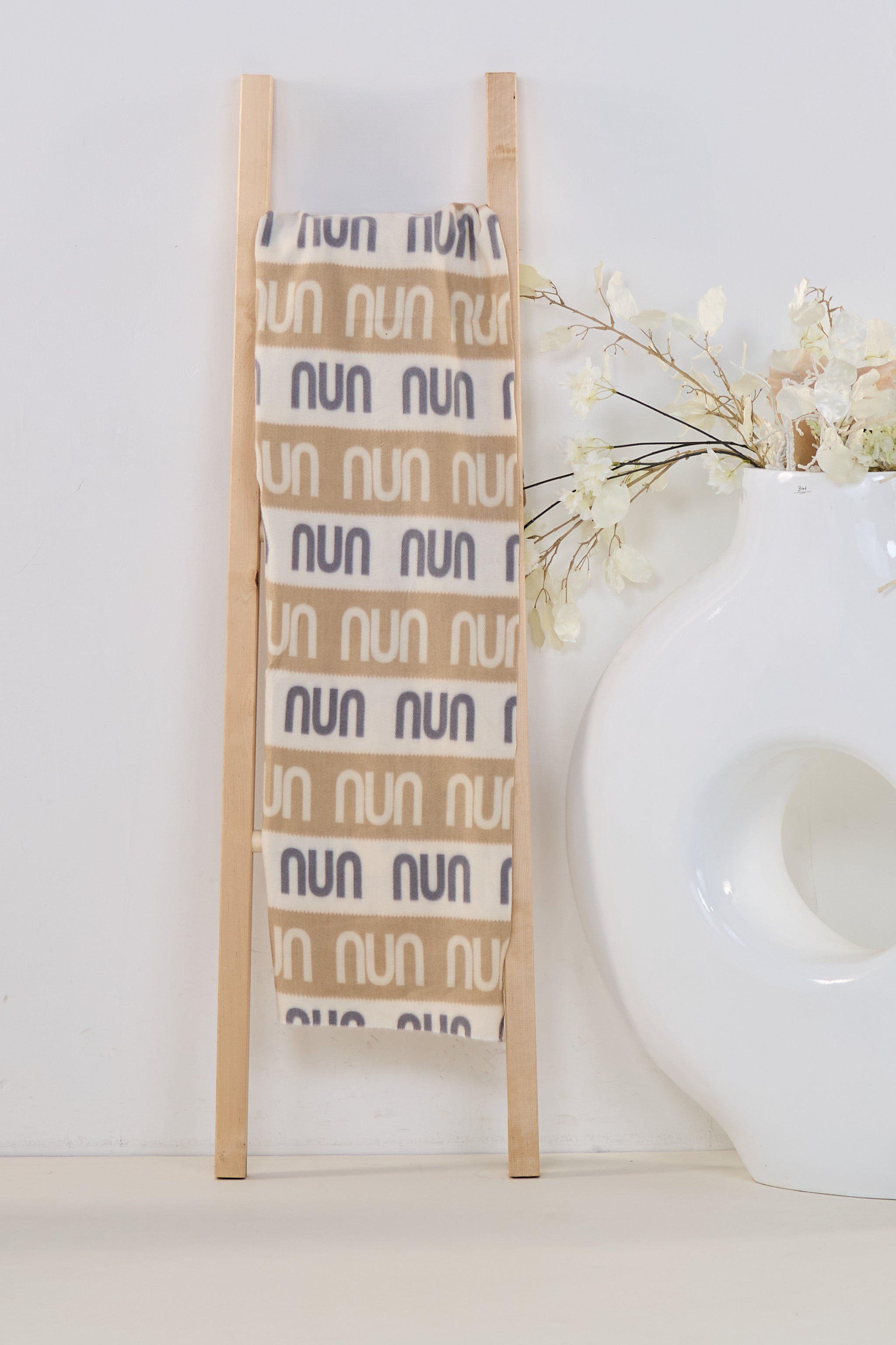 Schal mit UNU-Schriftzug, beige-ecru-grau