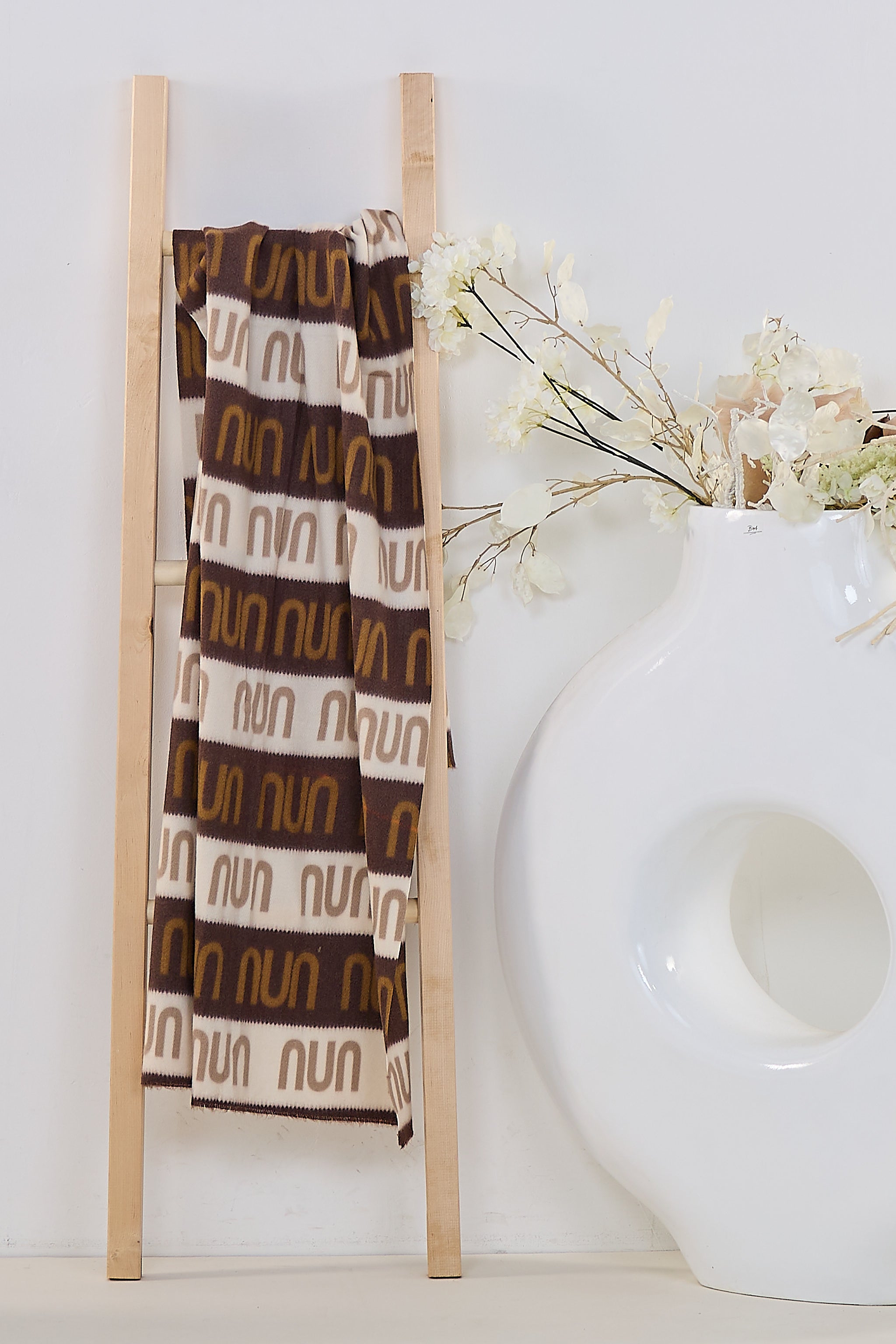 Schal mit UNU-Schriftzug, ecru-braun