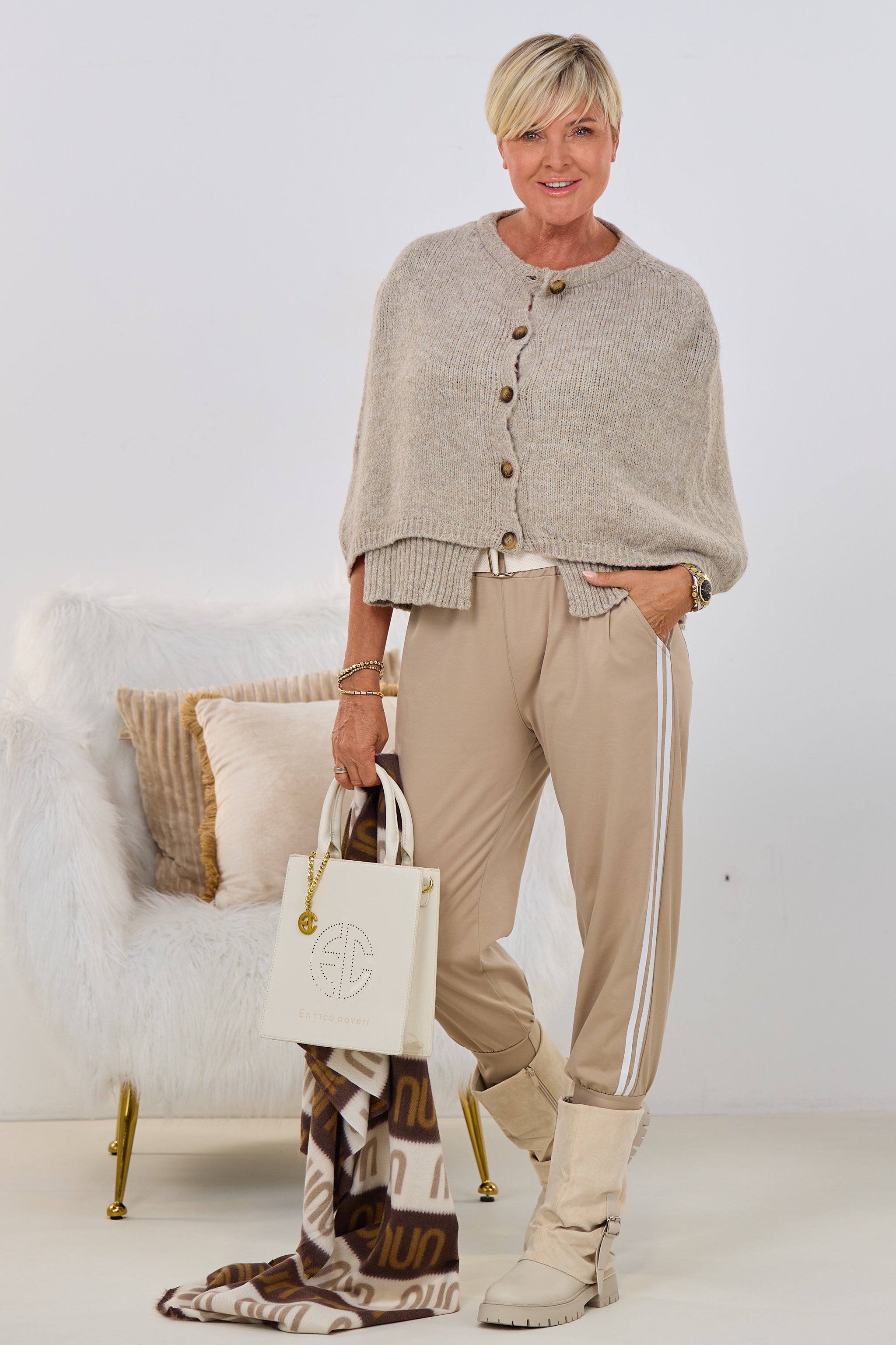 Poncho/Pullover/Jacke mit Knöpfen, stein
