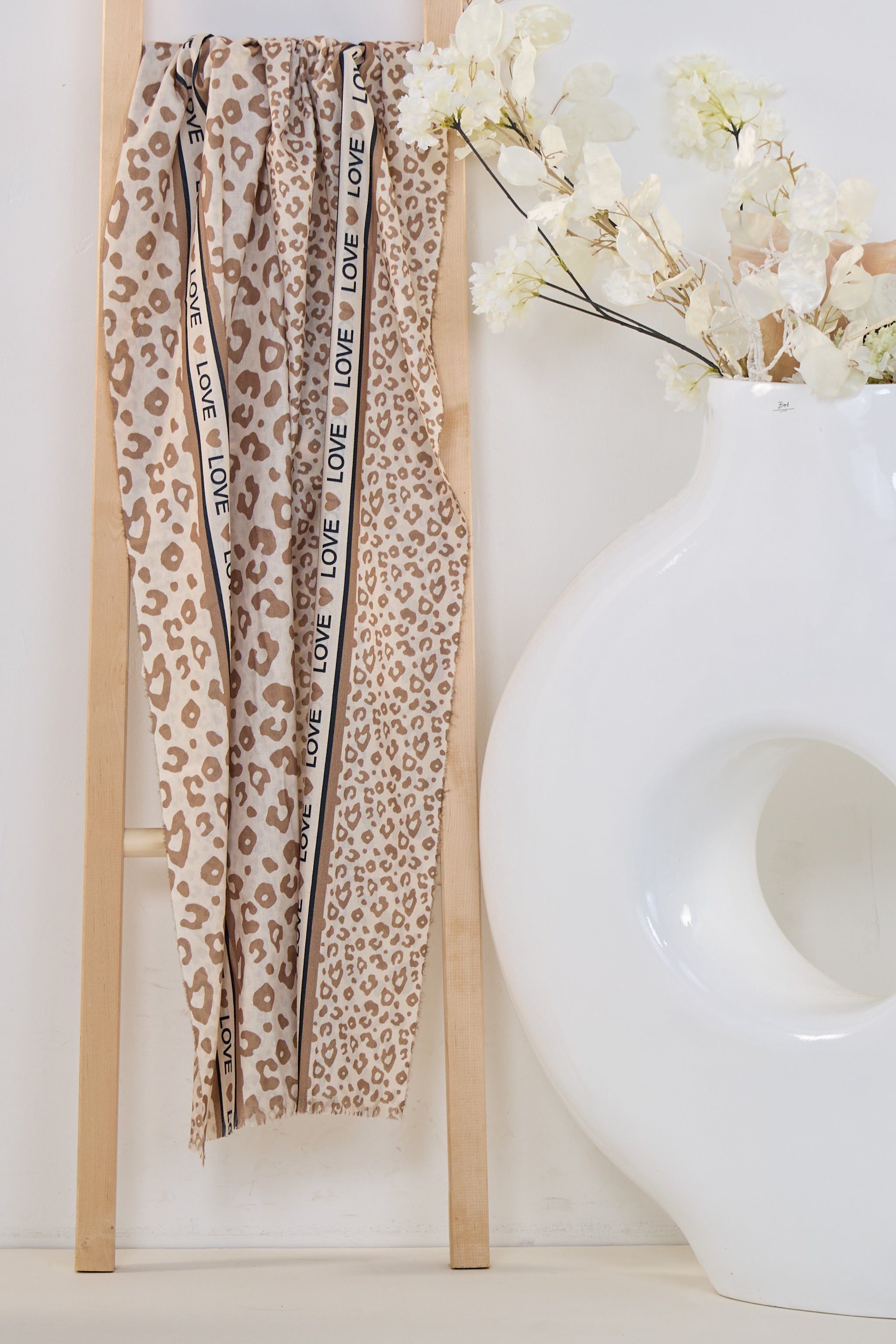 Tuch mit kleinem LOVE Schriftzug, taupe-beige-leo