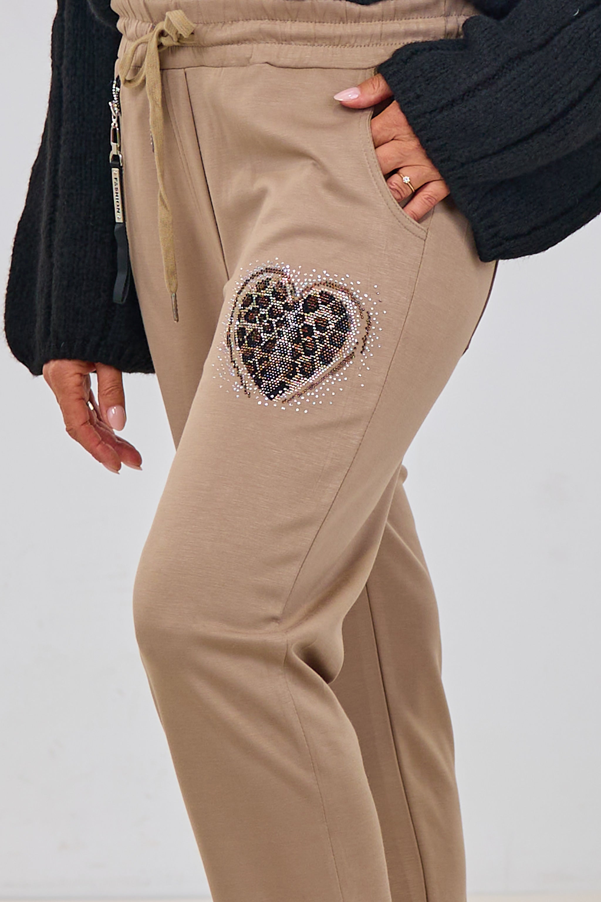 Cozy Hose mit Glitzer-Herz-Patch, taupe-leo