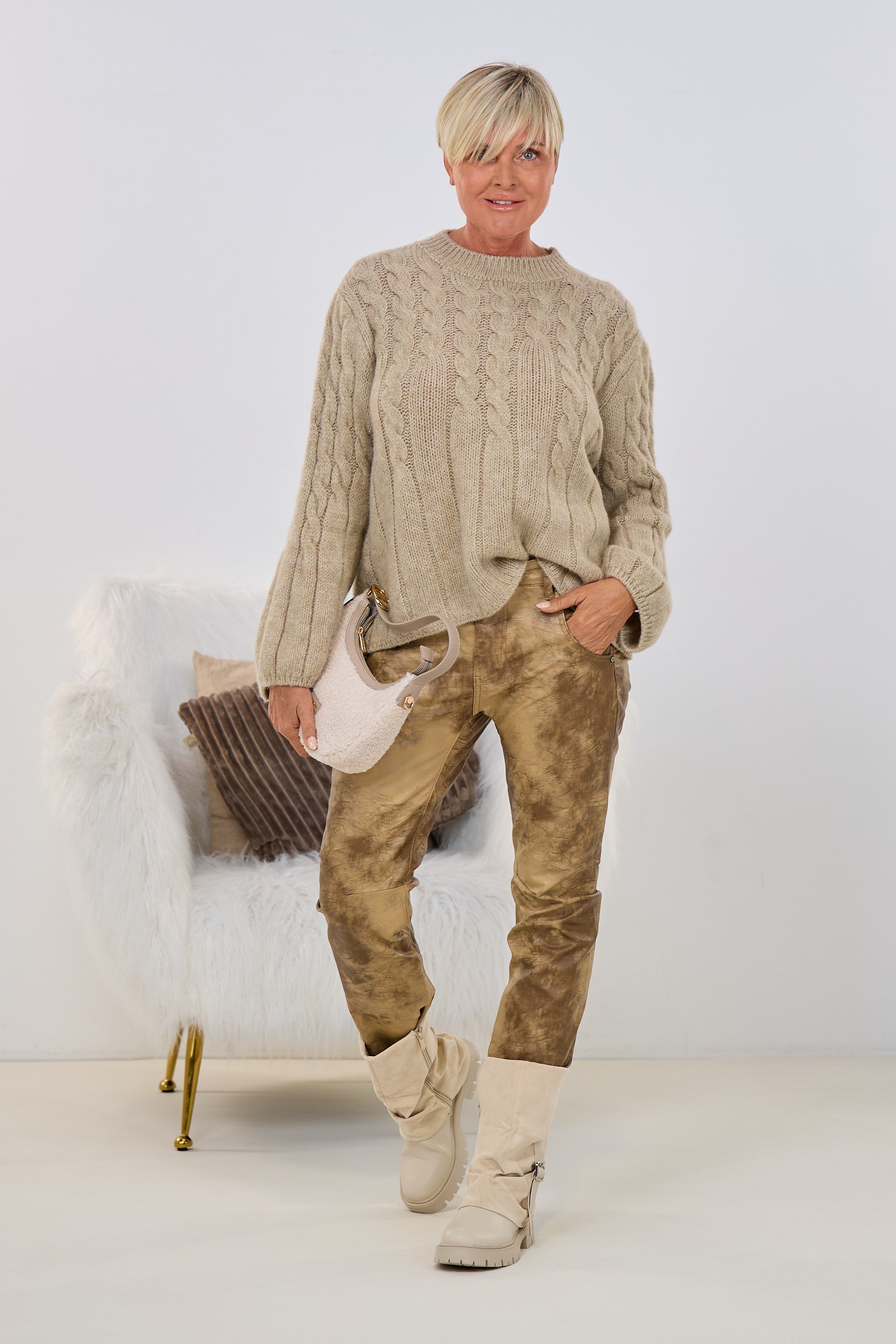 Strickpulli mit Zopfstrickmuster, beige