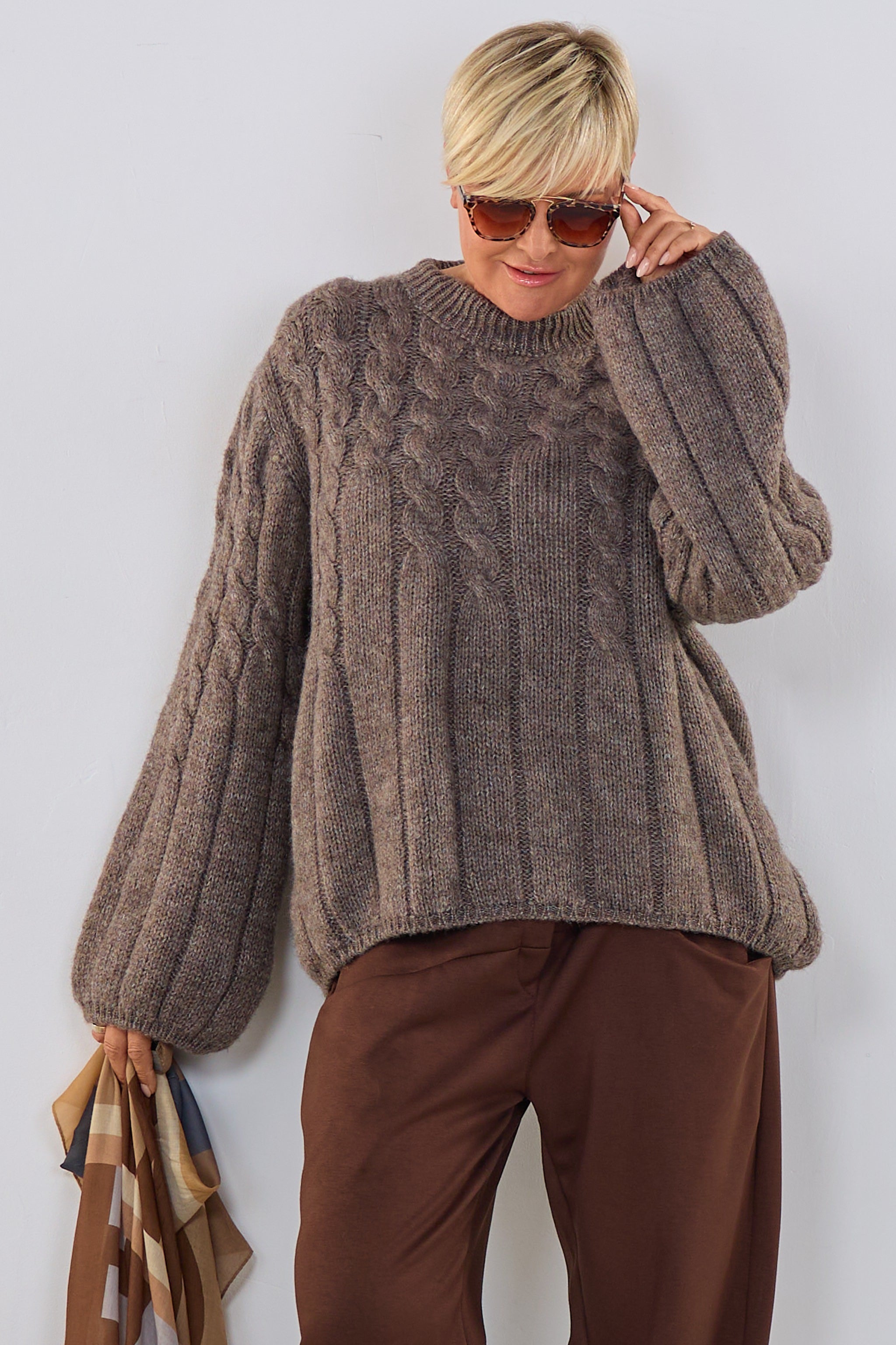 Strickpulli mit Zopfstrickmuster, taupe