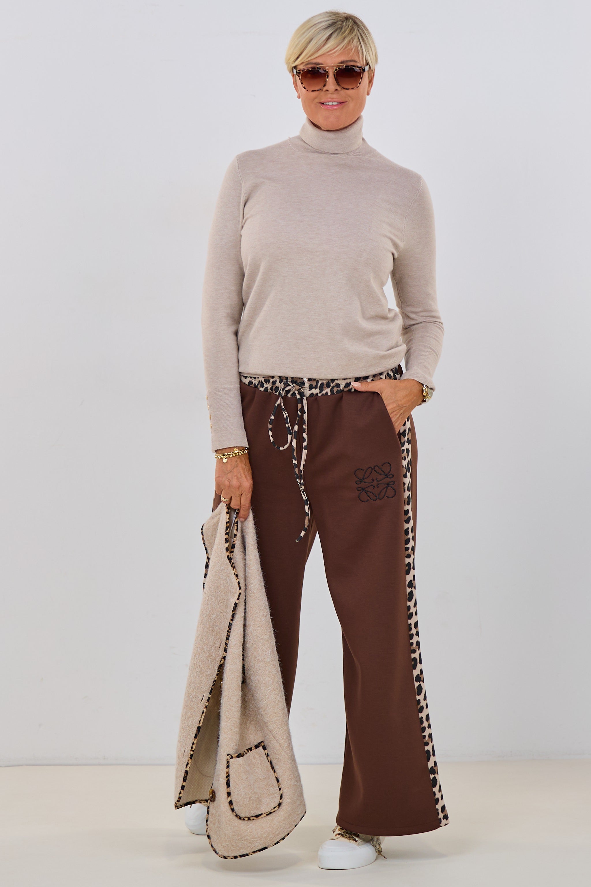 Hose mit weitem Bein und seitlichen Leo-Streifen, braun-leo