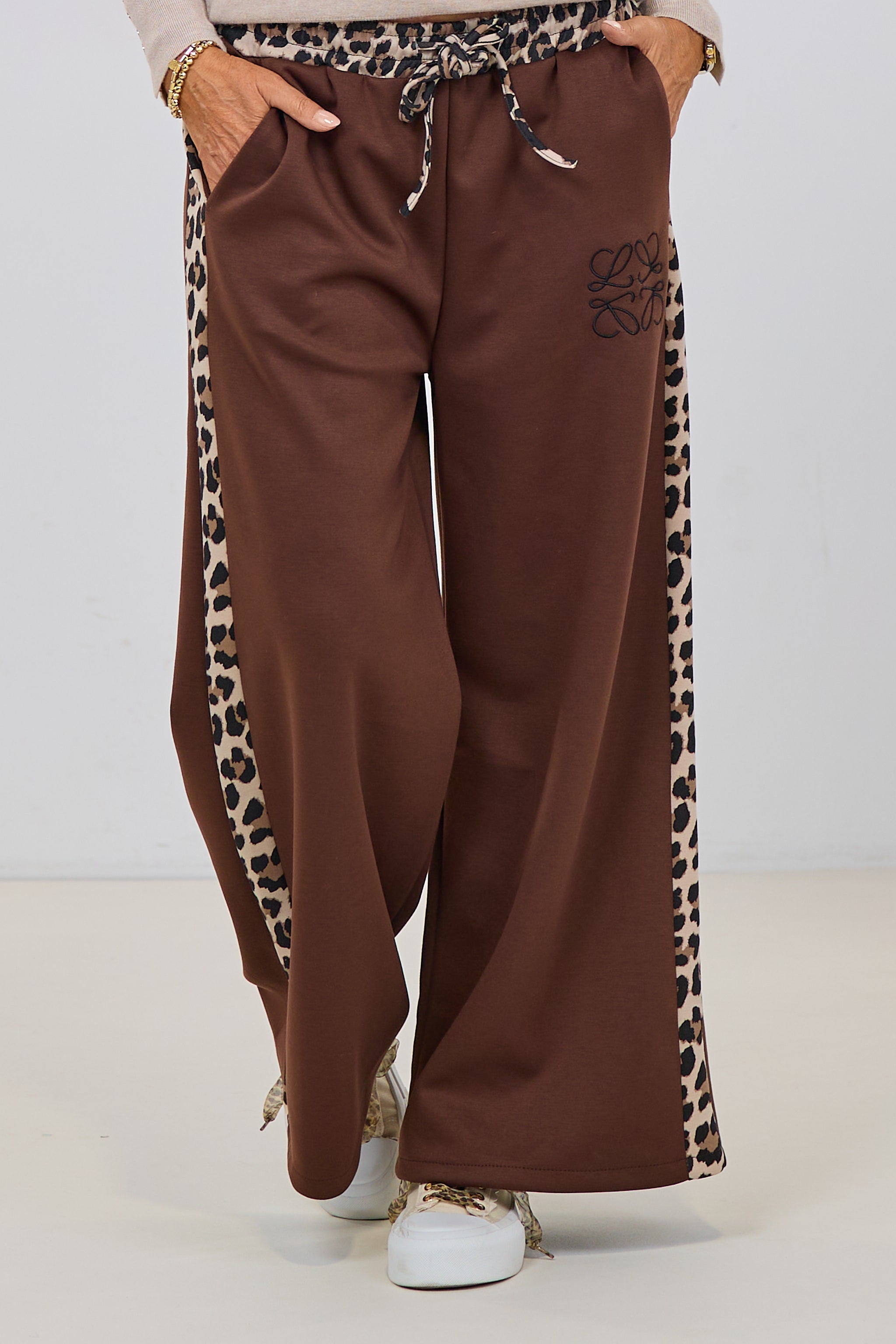 Hose mit weitem Bein und seitlichen Leo-Streifen, braun-leo