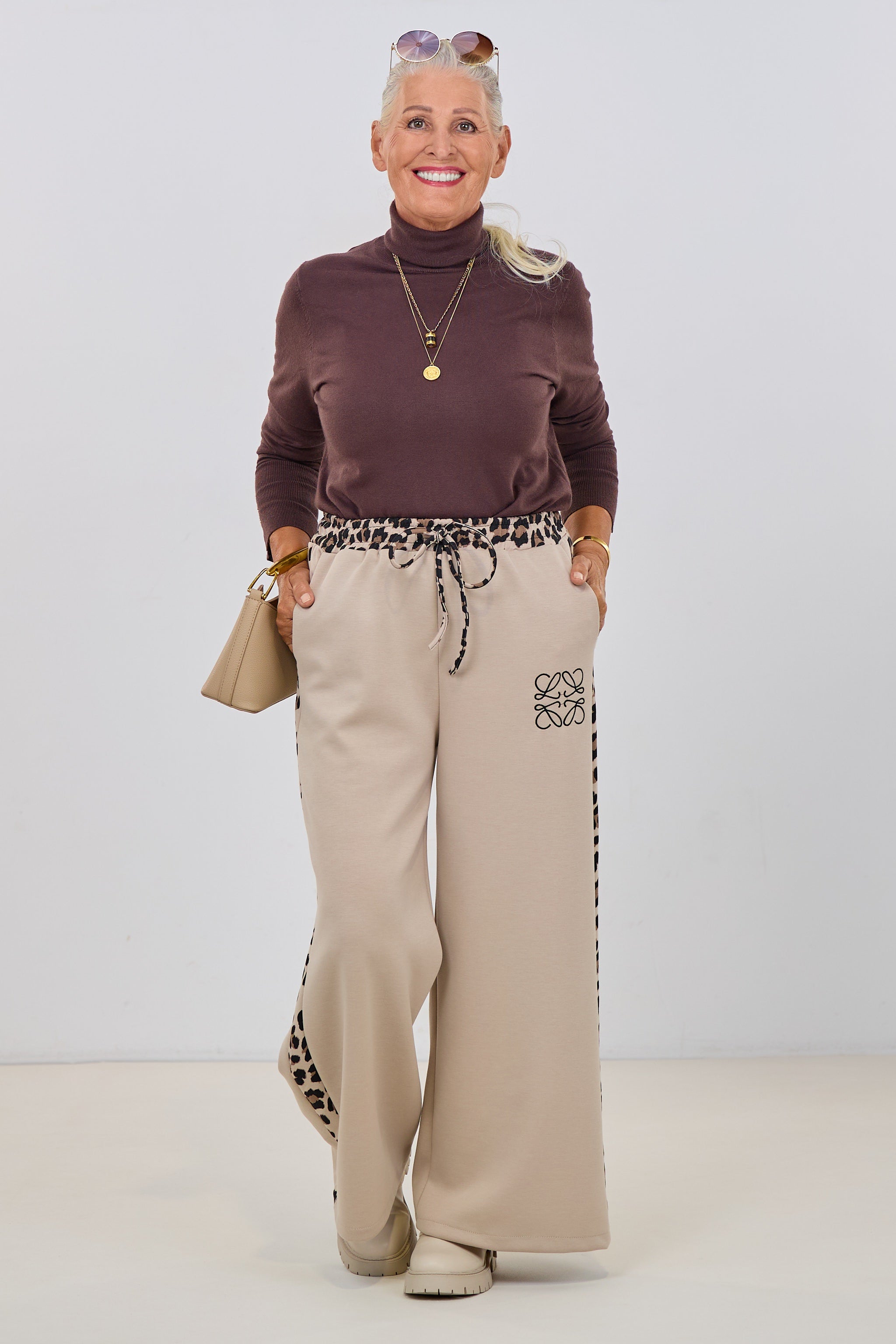 Hose mit weitem Bein und seitlichen Leo-Streifen, beige-leo
