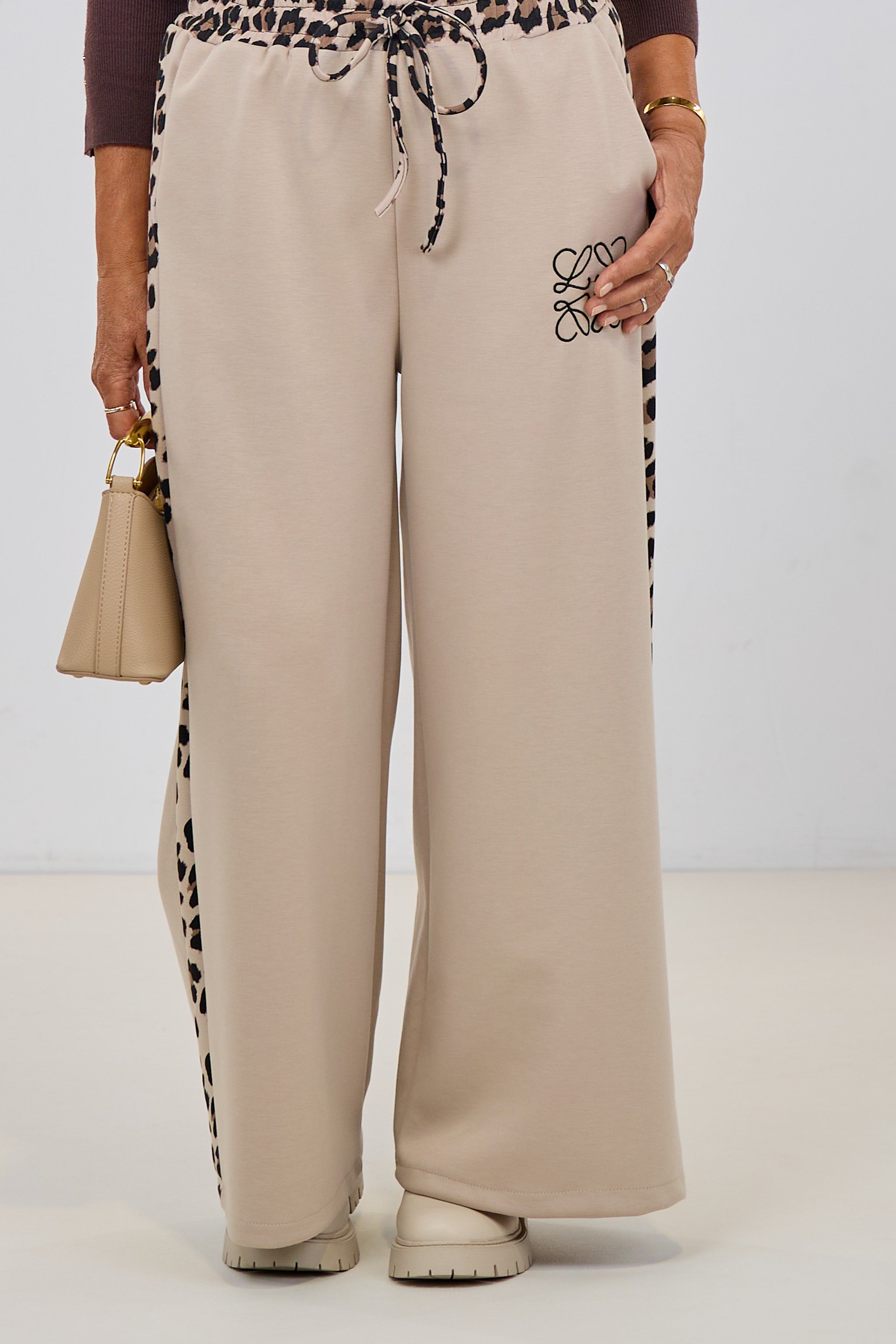 Hose mit weitem Bein und seitlichen Leo-Streifen, beige-leo