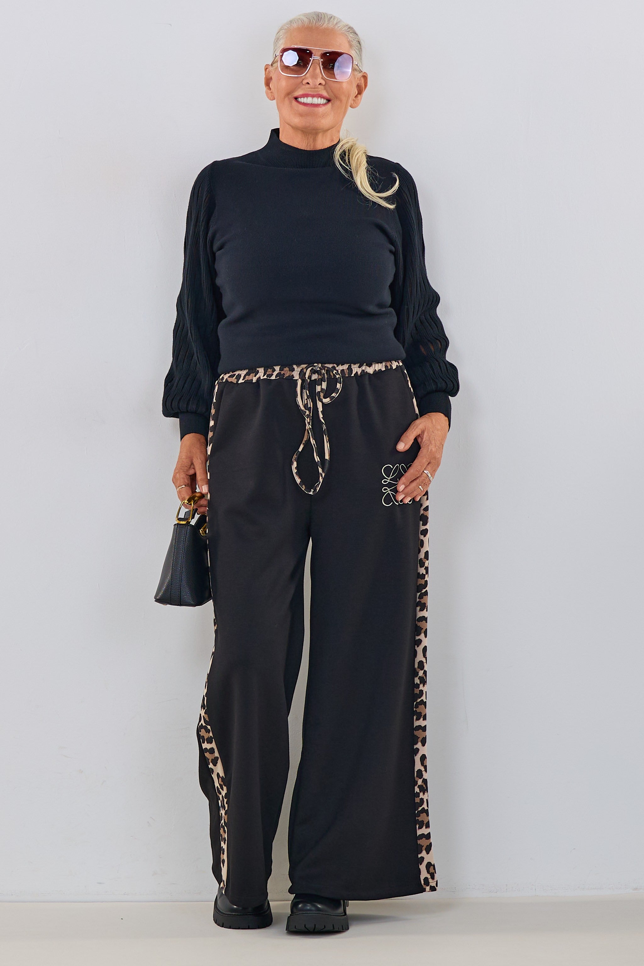 Hose mit weitem Bein und seitlichen Leo-Streifen, schwarz-leo
