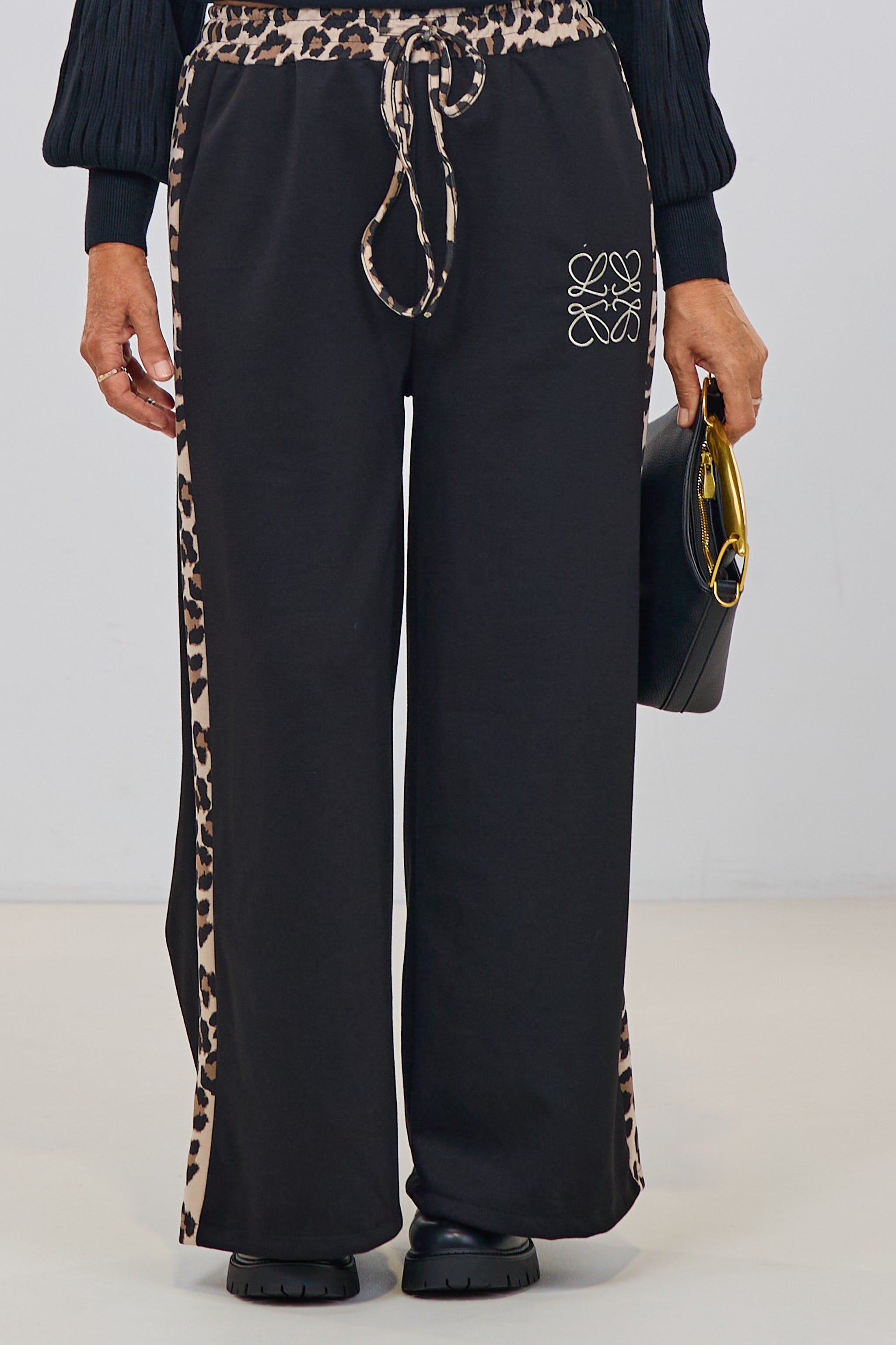 Hose mit weitem Bein und seitlichen Leo-Streifen, schwarz-leo