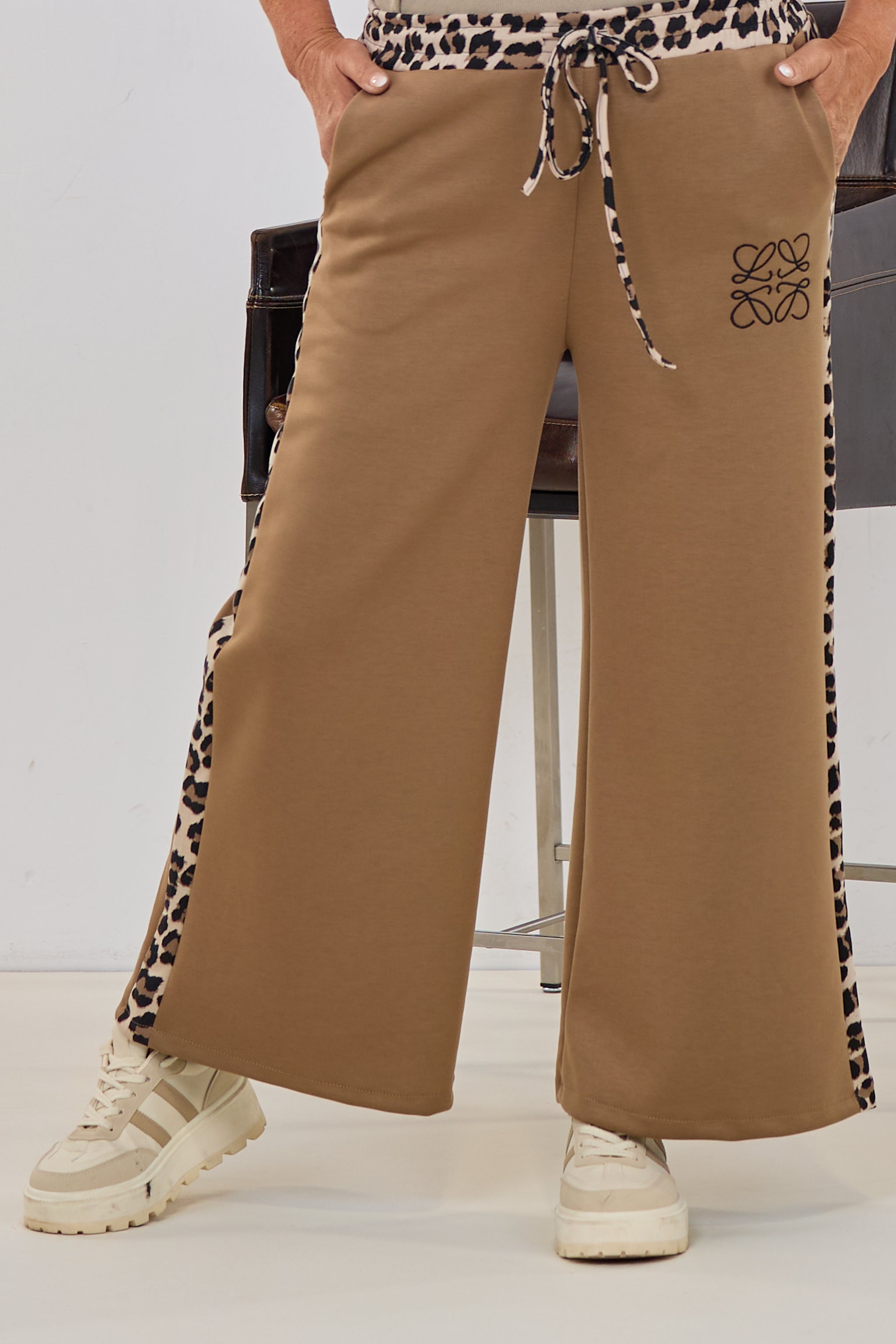 Hose mit weitem Bein und seitlichen Leo-Streifen, taupe-leo