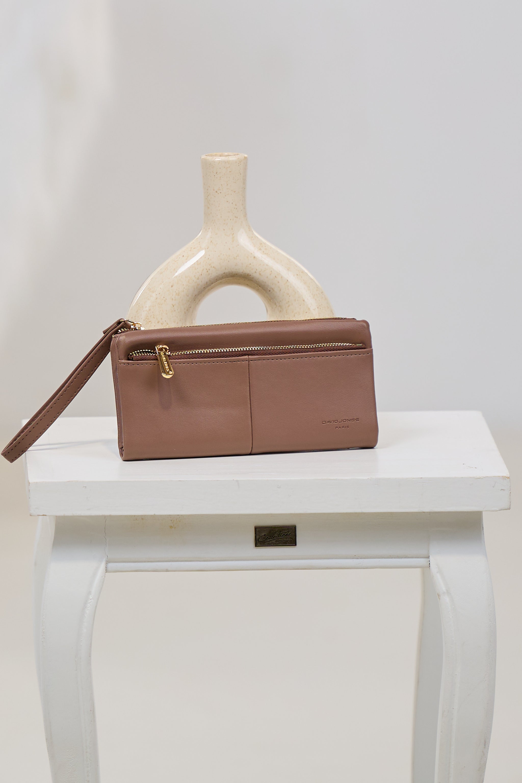 Portemonnaie mit Handschlaufe, taupe