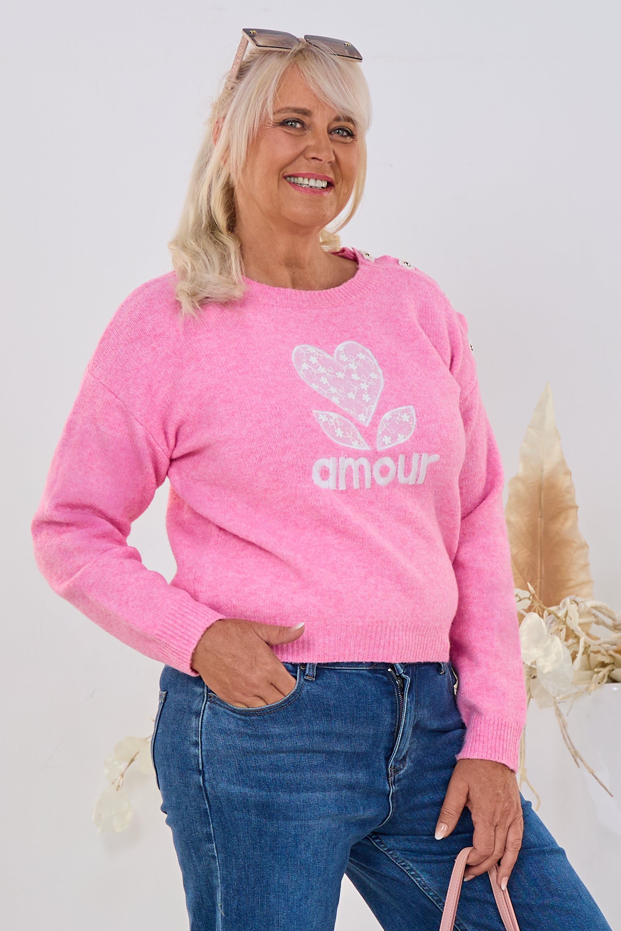Strickpulli amour mit Blumenknöpfen, rosa-melliert