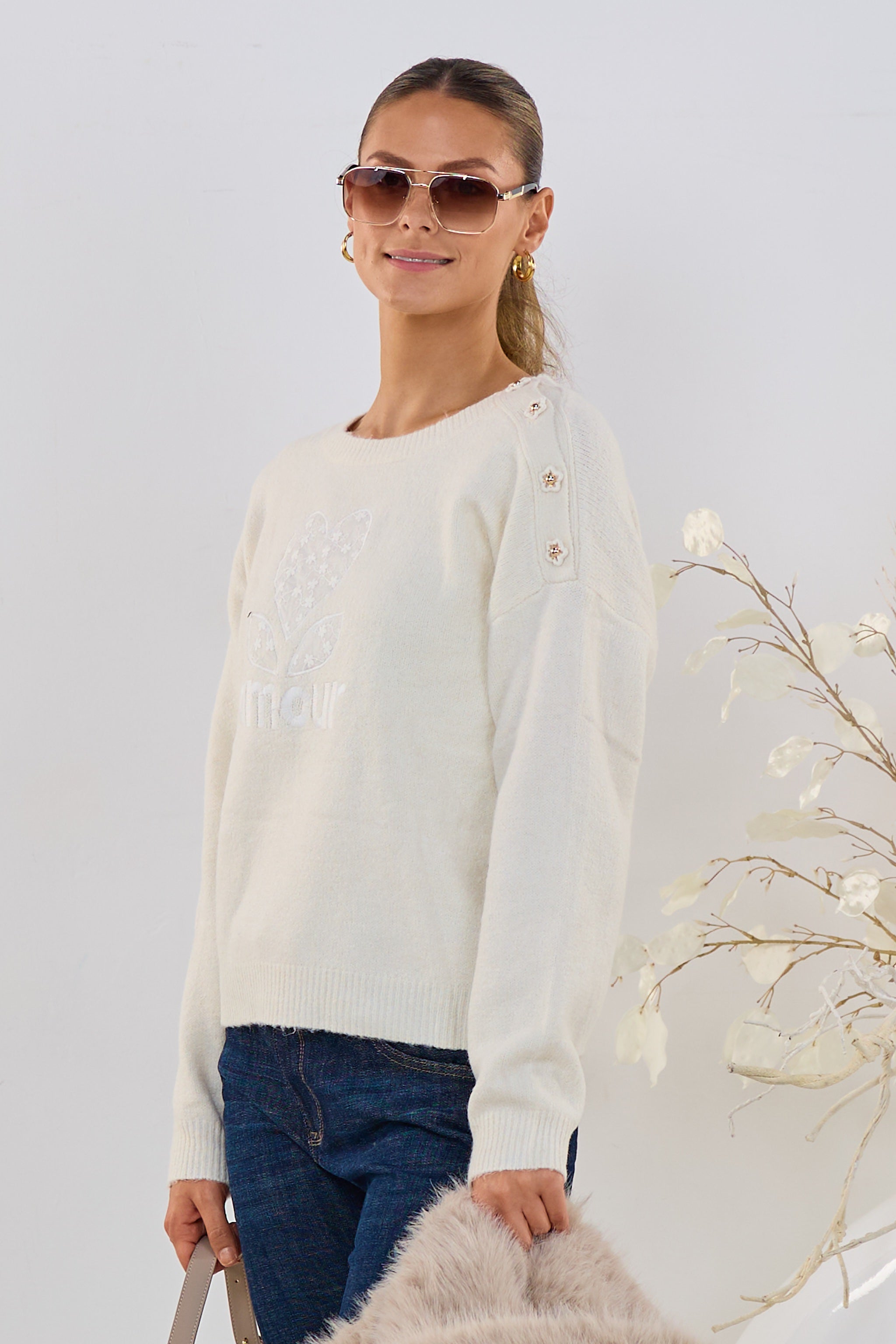 Strickpulli amour mit Blumenknöpfen, ecru