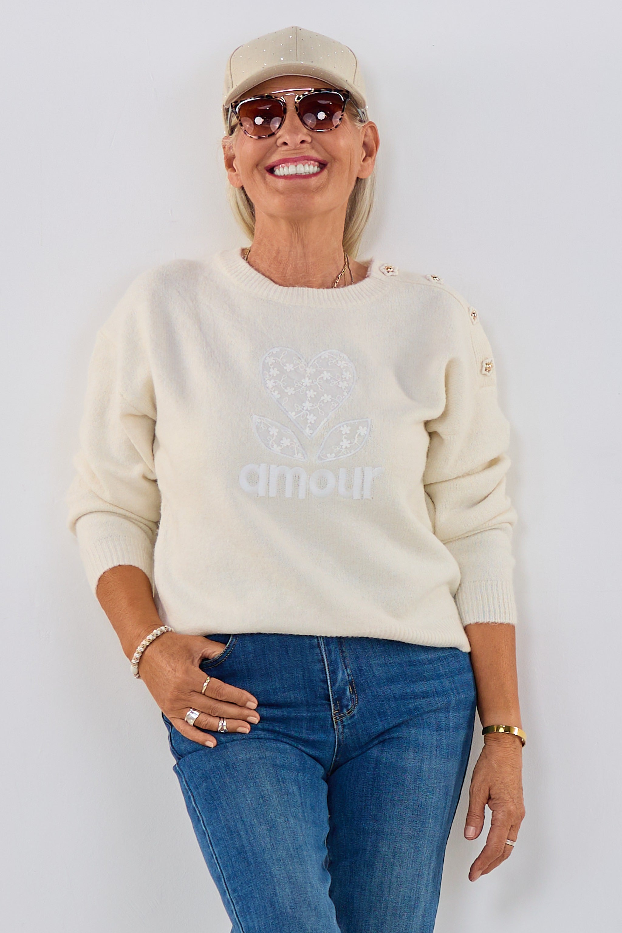 Strickpulli amour mit Blumenknöpfen, ecru
