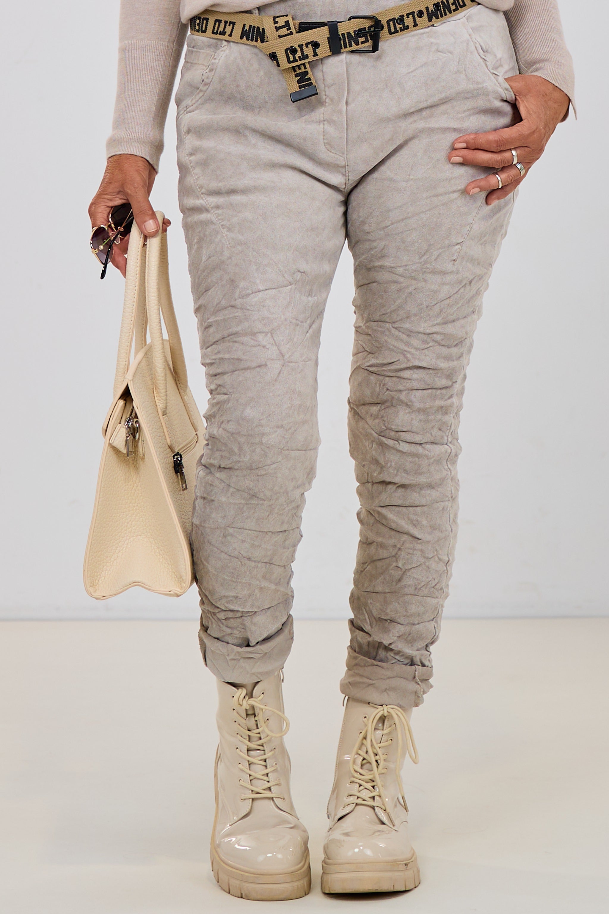 Samtig weiche Hose mit Gürtel, stein