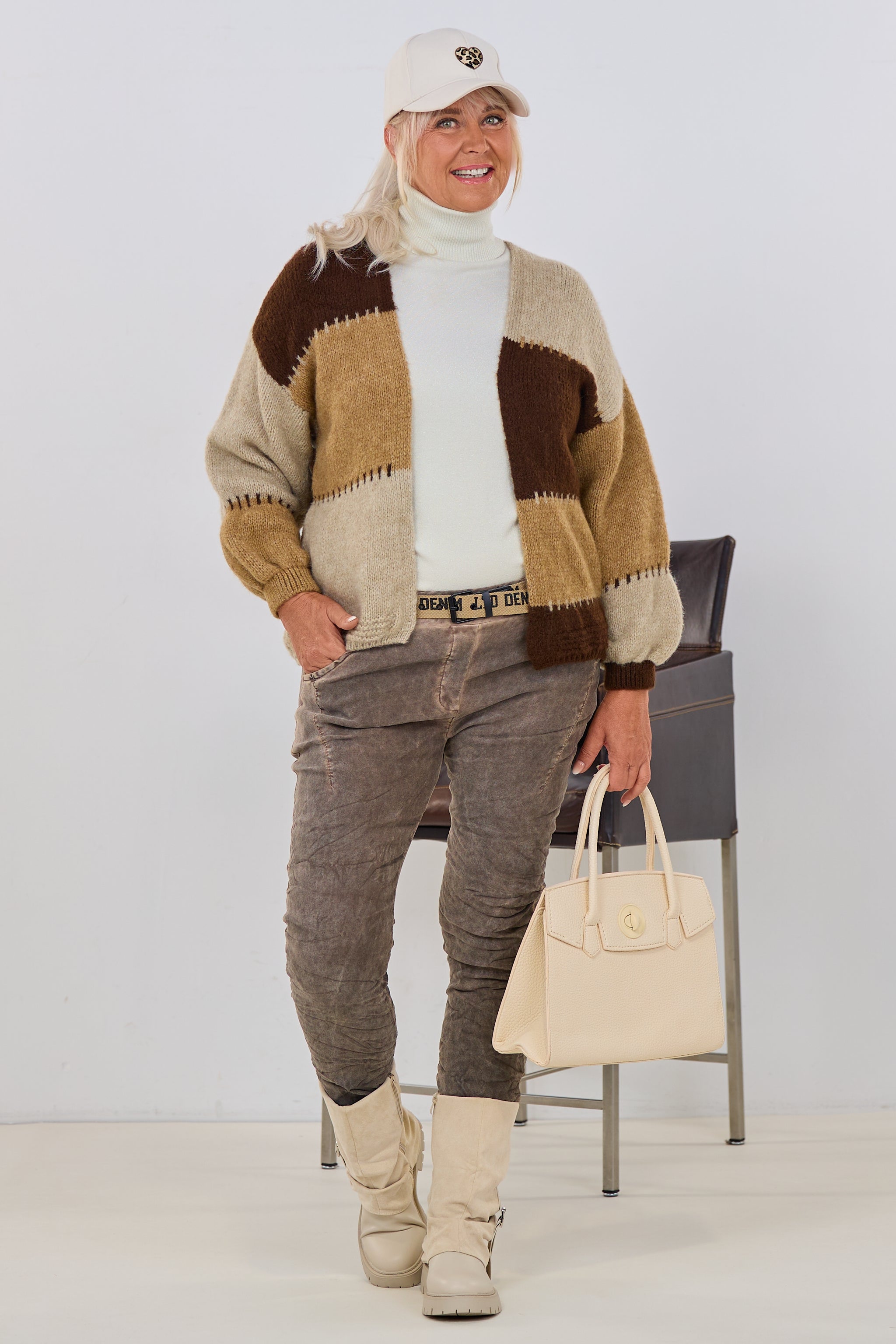 Samtig weiche Hose mit Gürtel, schlamm