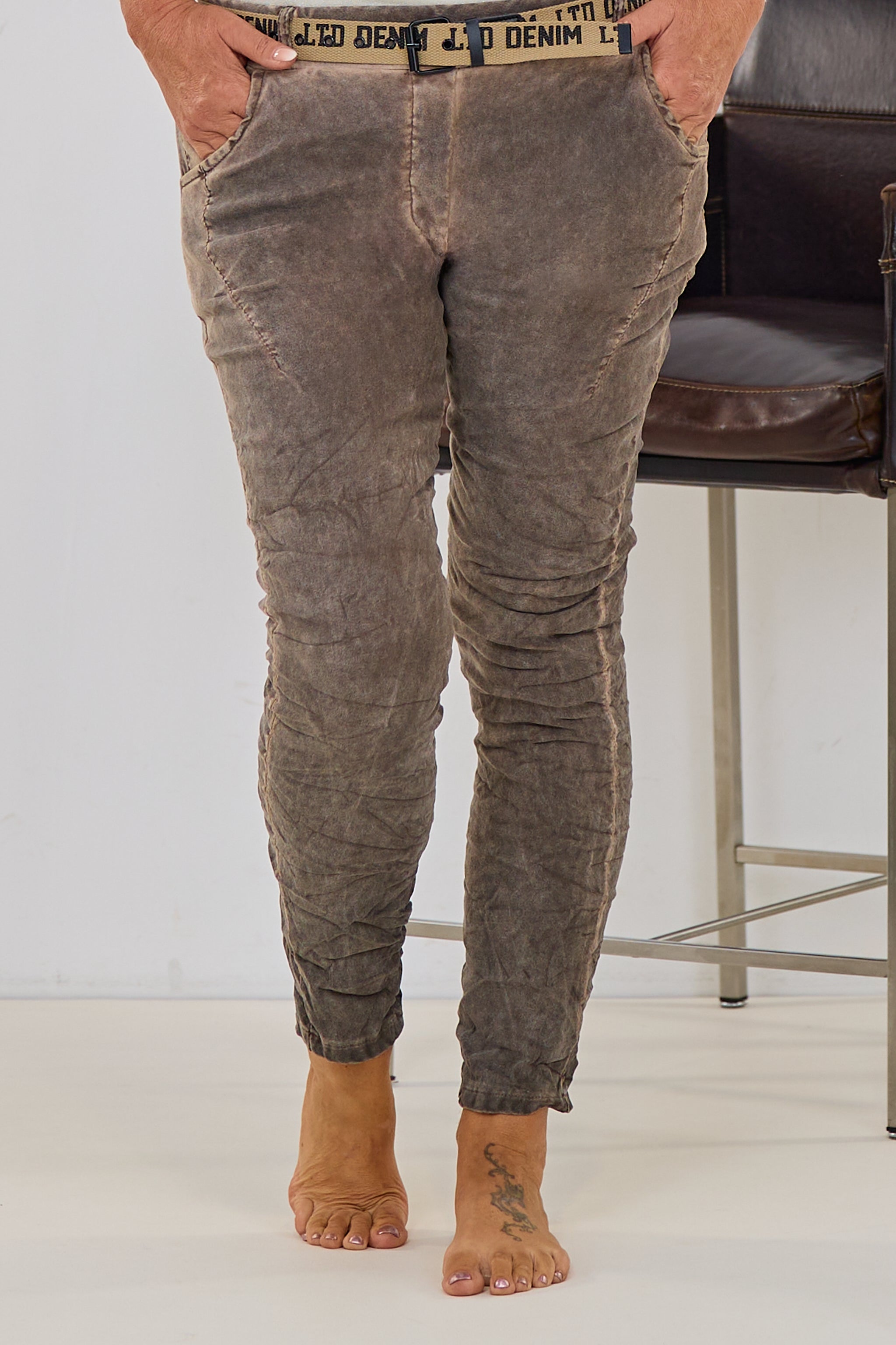 Samtig weiche Hose mit Gürtel, schlamm