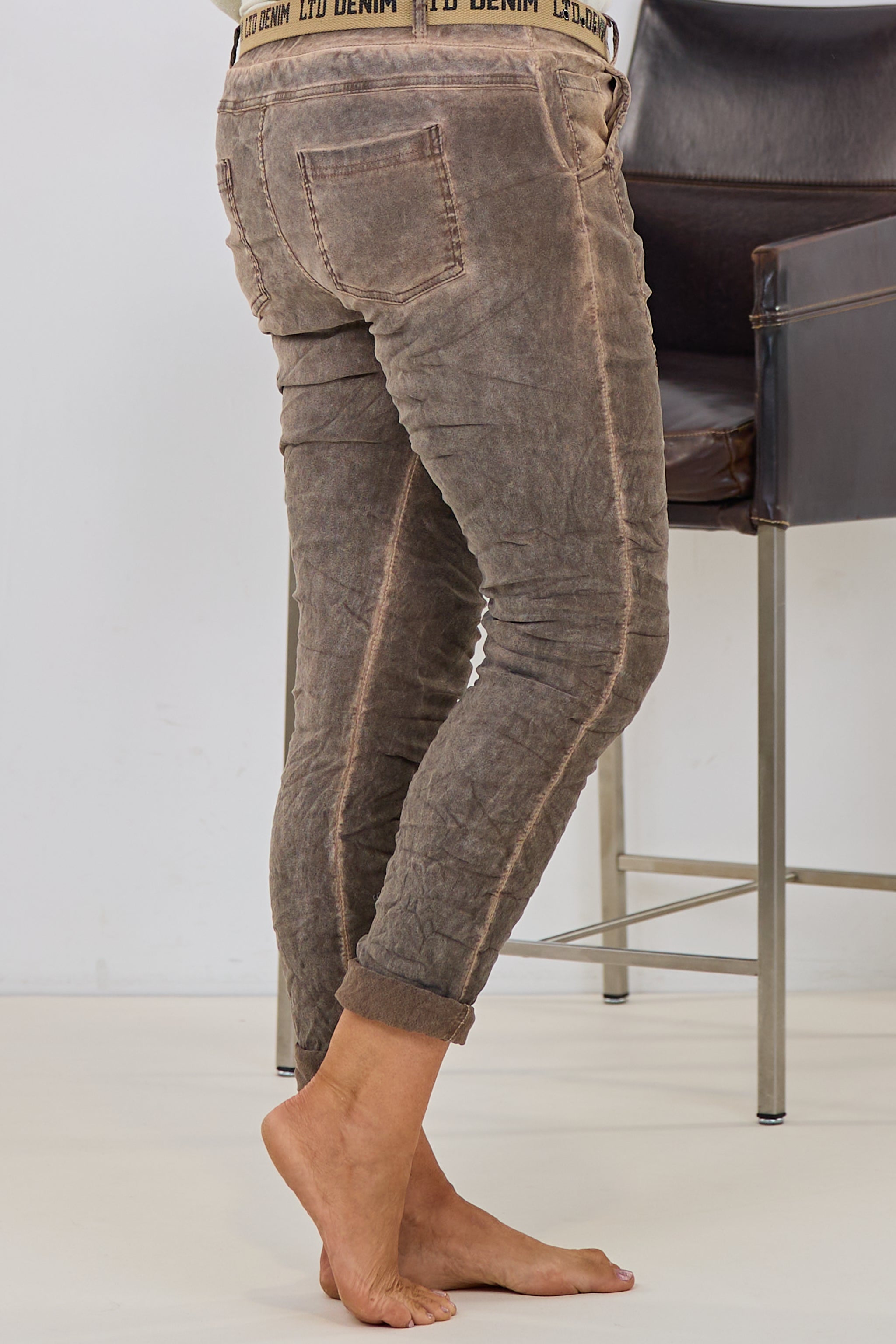 Samtig weiche Hose mit Gürtel, schlamm