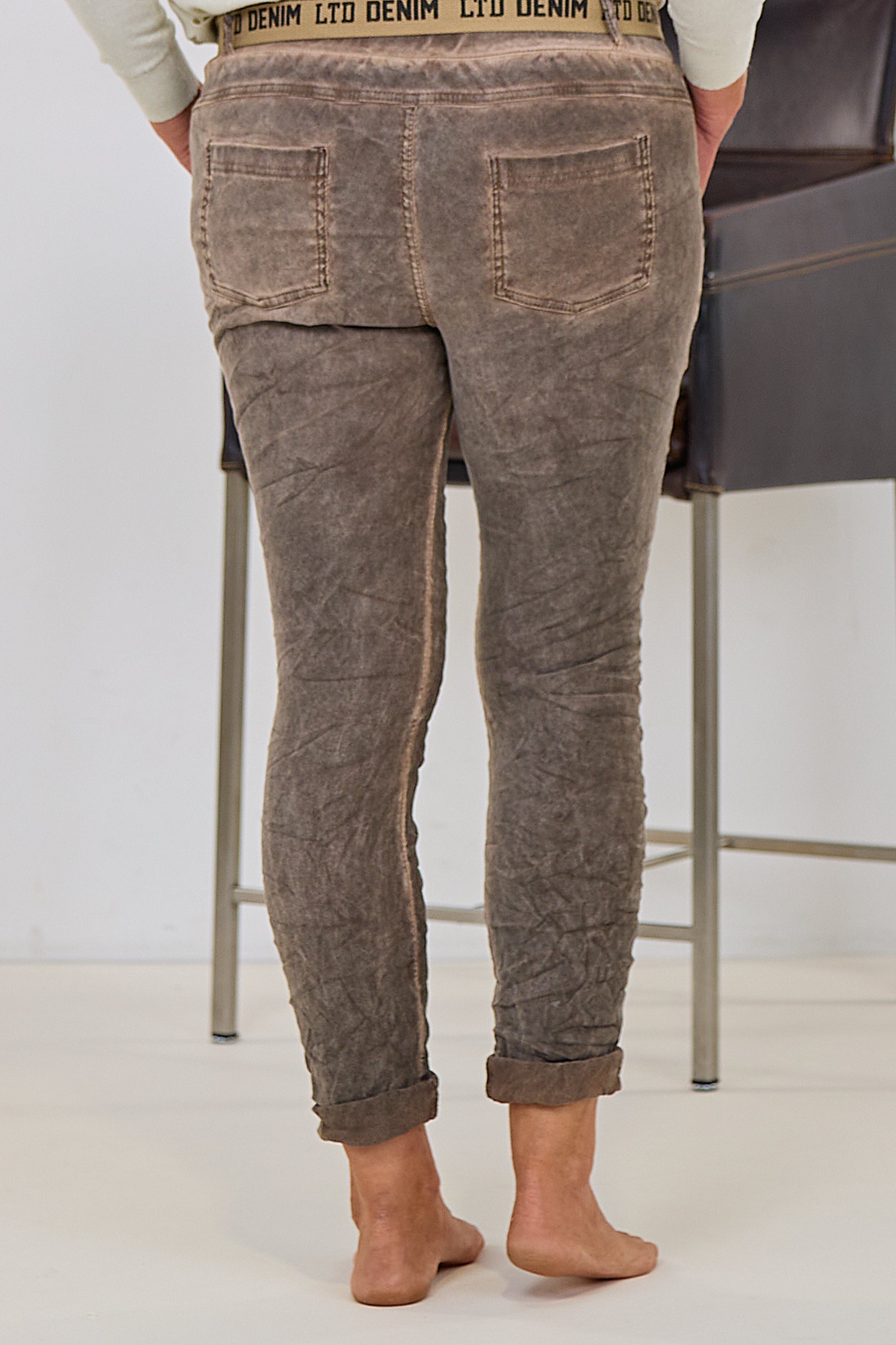 Samtig weiche Hose mit Gürtel, schlamm