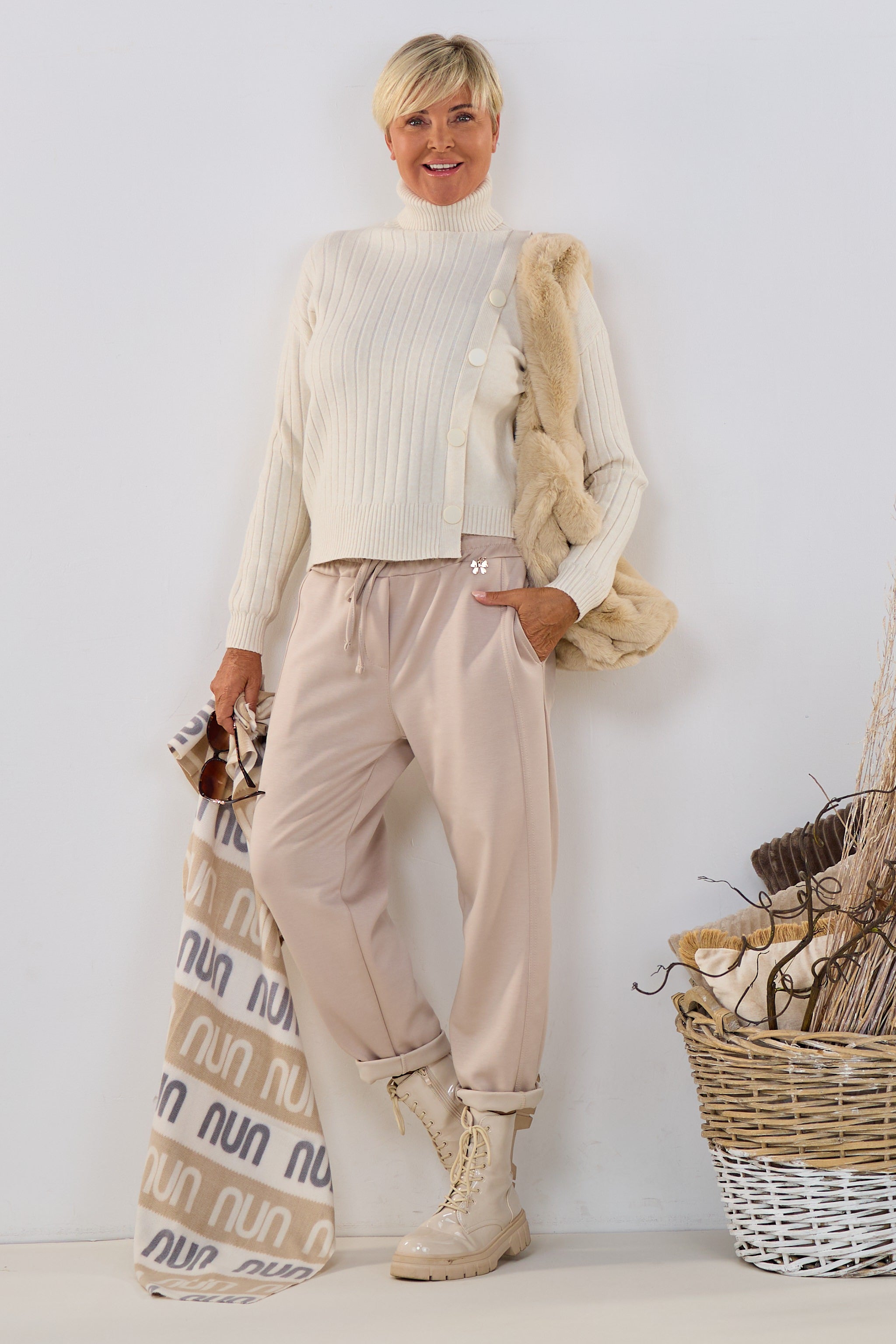 Cozy Hose mit goldenem Schleifchen, beige