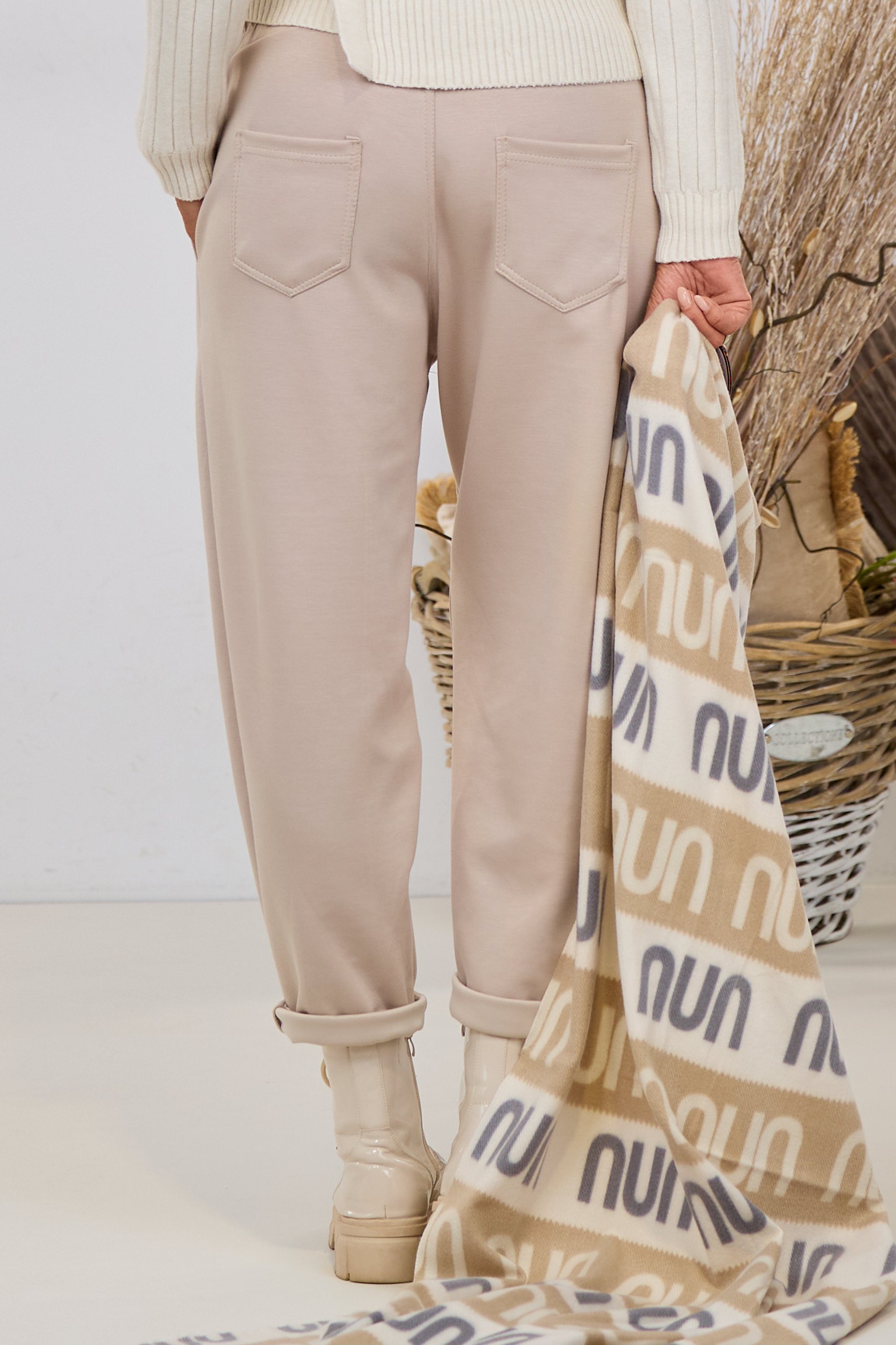 Cozy Hose mit goldenem Schleifchen, beige