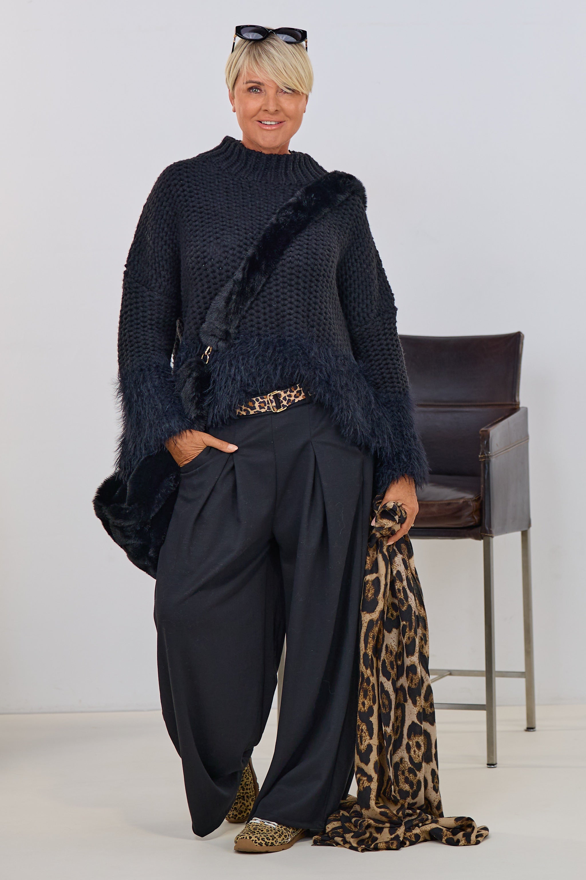 grobgestrickter Pulli mit Fell , schwarz