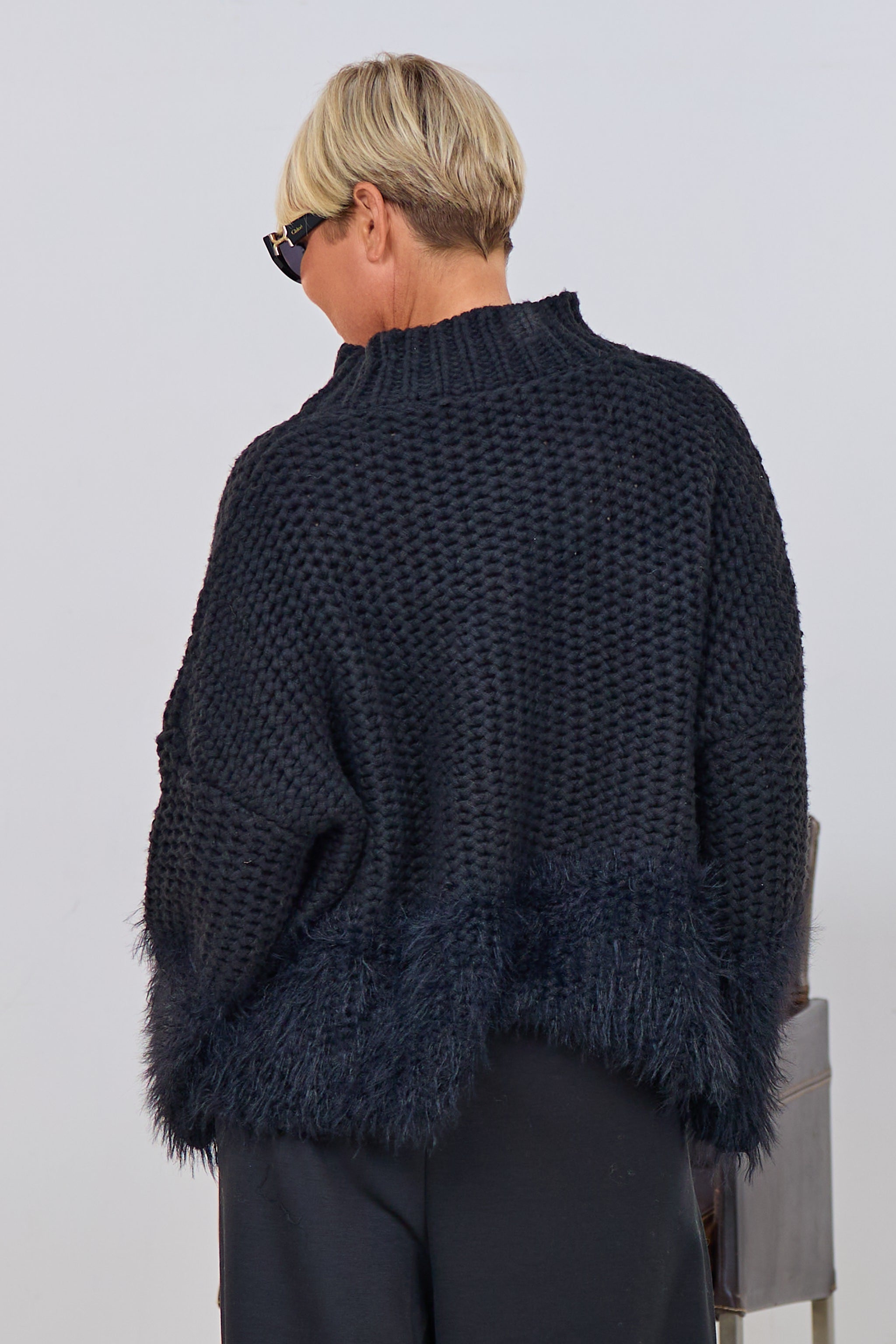 grobgestrickter Pulli mit Fell , schwarz