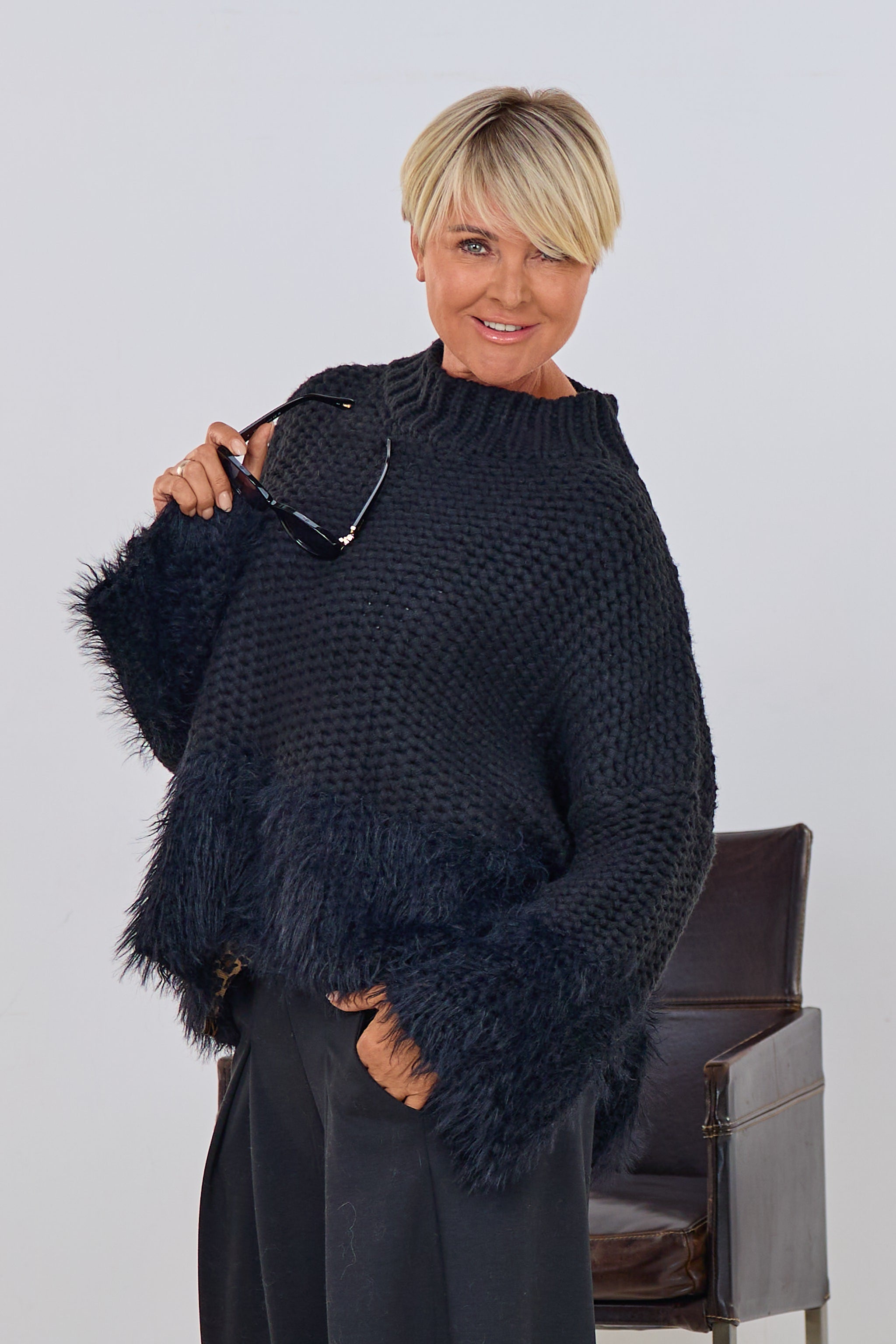 grobgestrickter Pulli mit Fell , schwarz