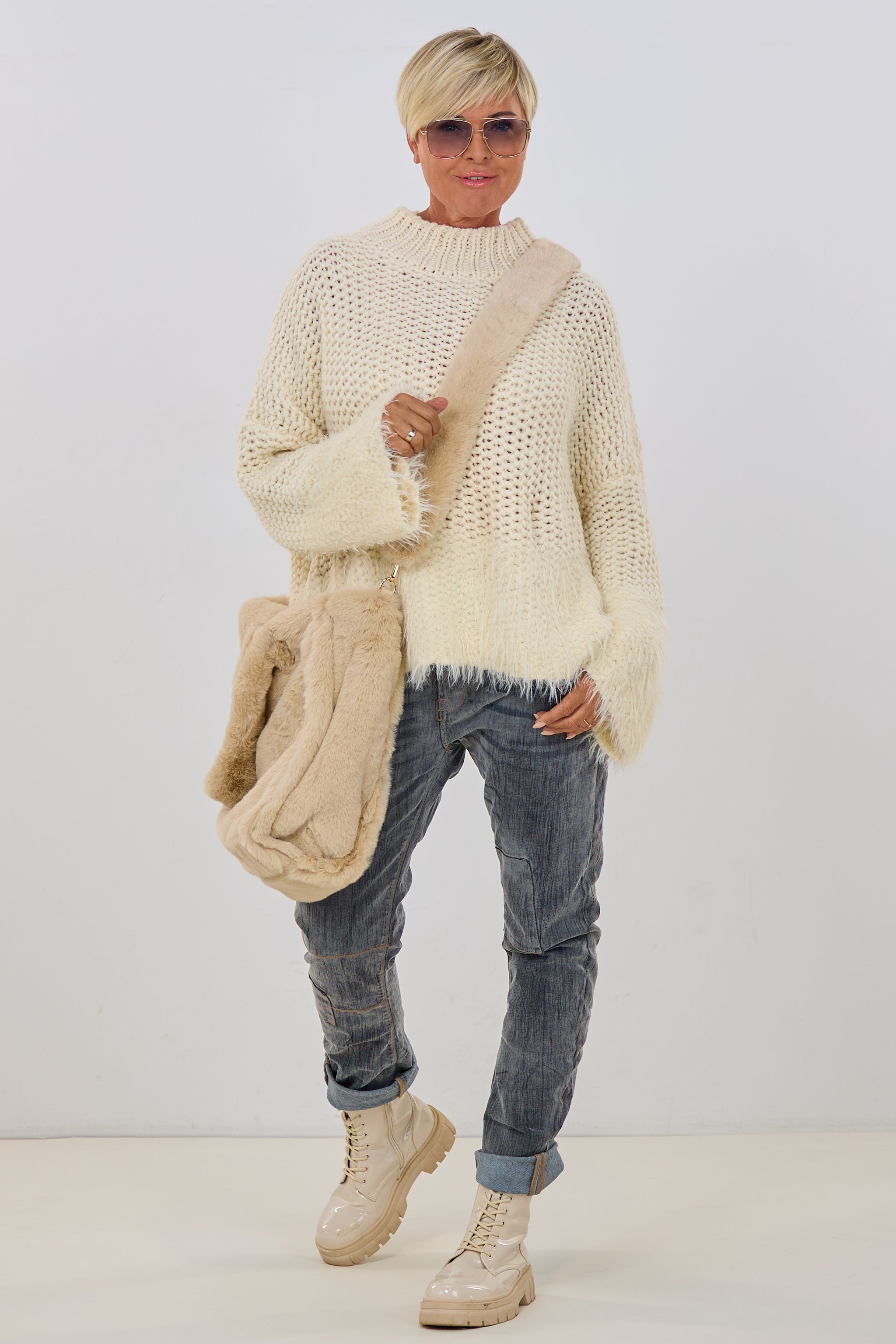 grobgestrickter Pulli mit Fell , creme