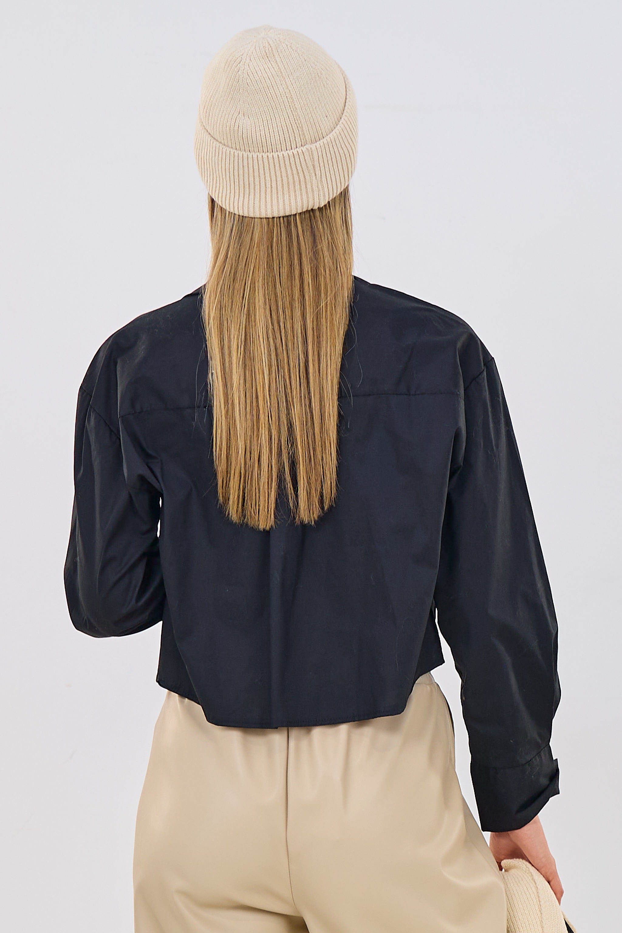 Cropped Bluse mit aufgesetzten Taschen, schwarz