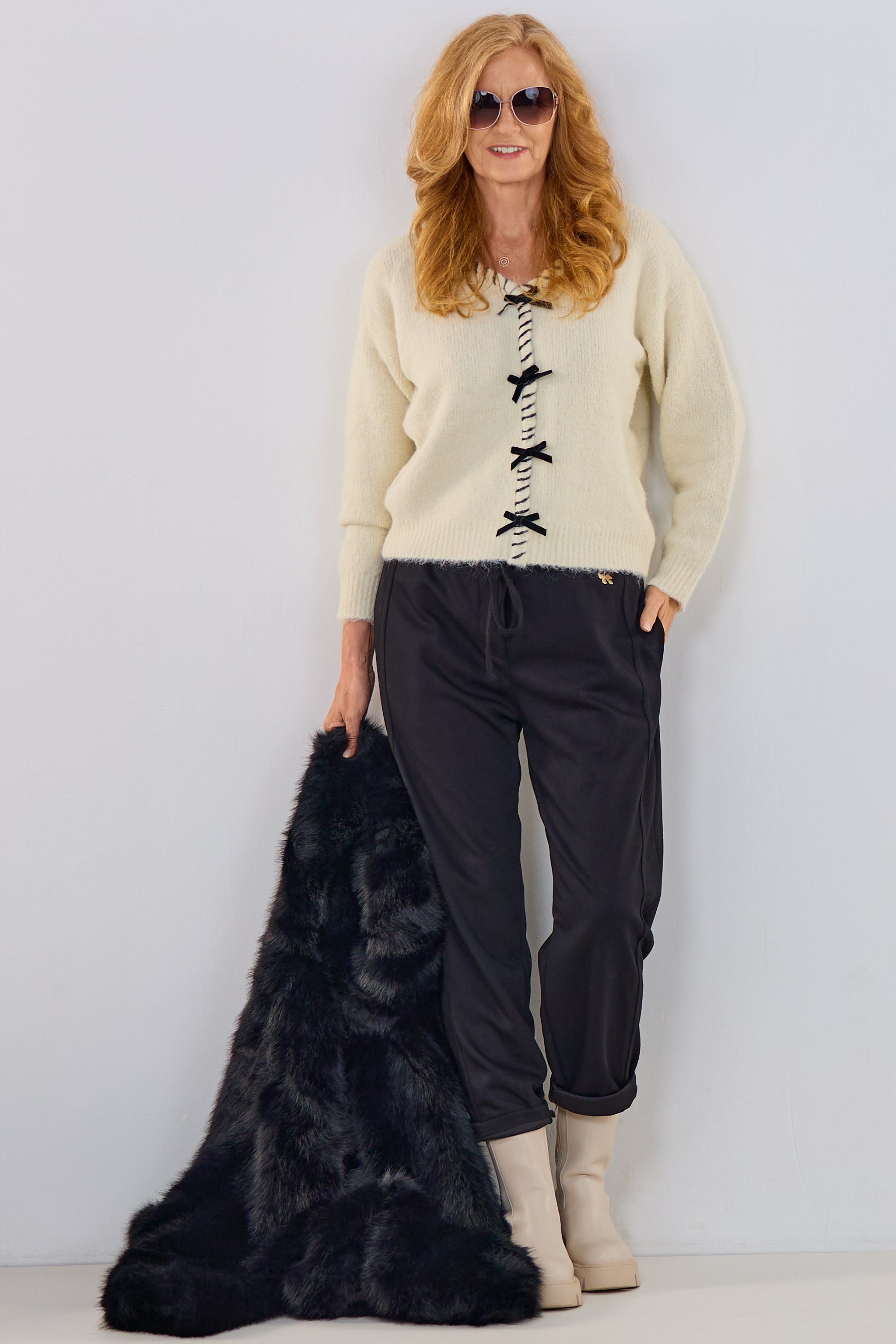 Cozy Hose mit goldenem Schleifchen, schwarz