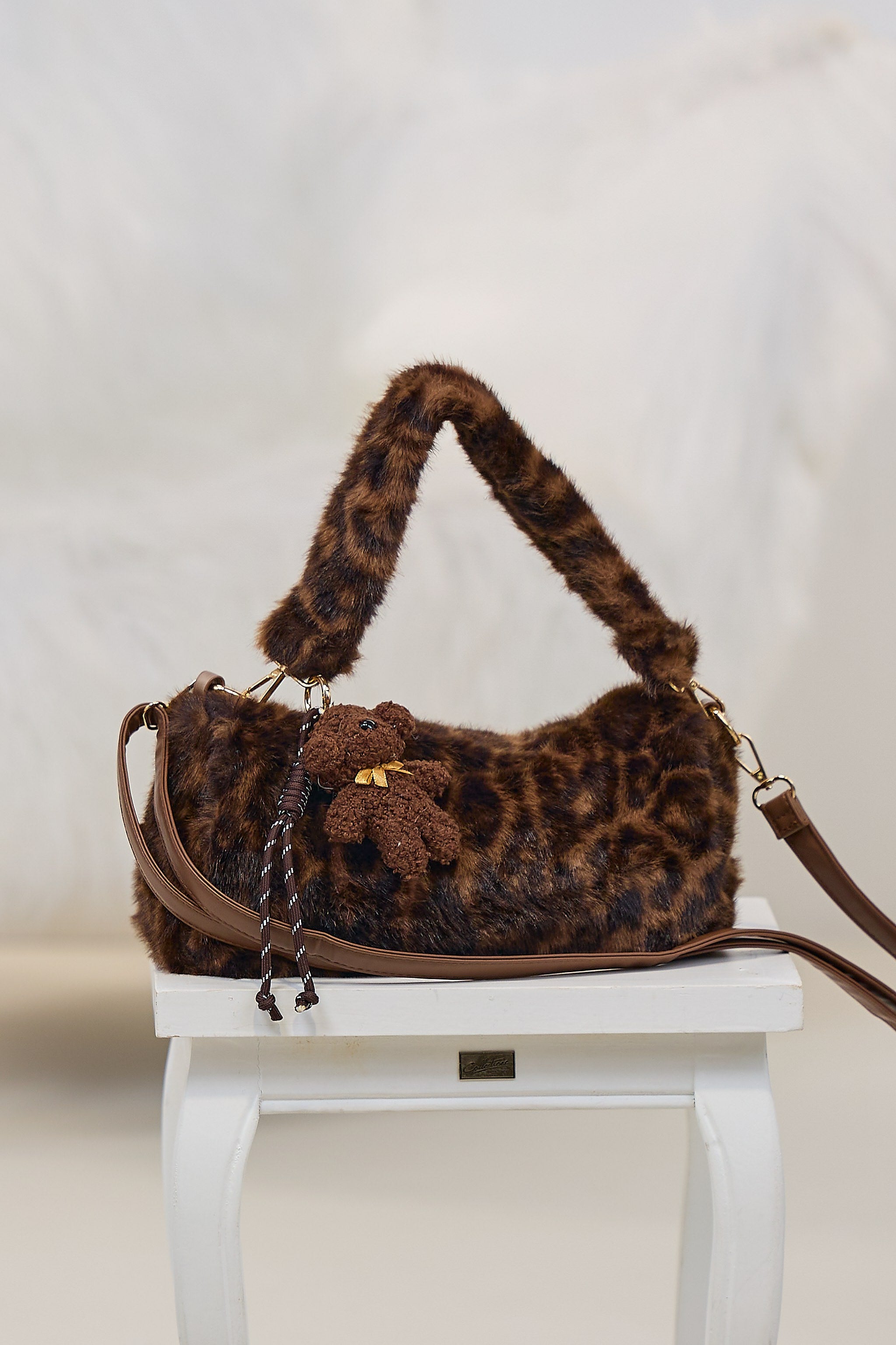 Kleine Felltasche im Leo-Design, schwarz-braun-leo