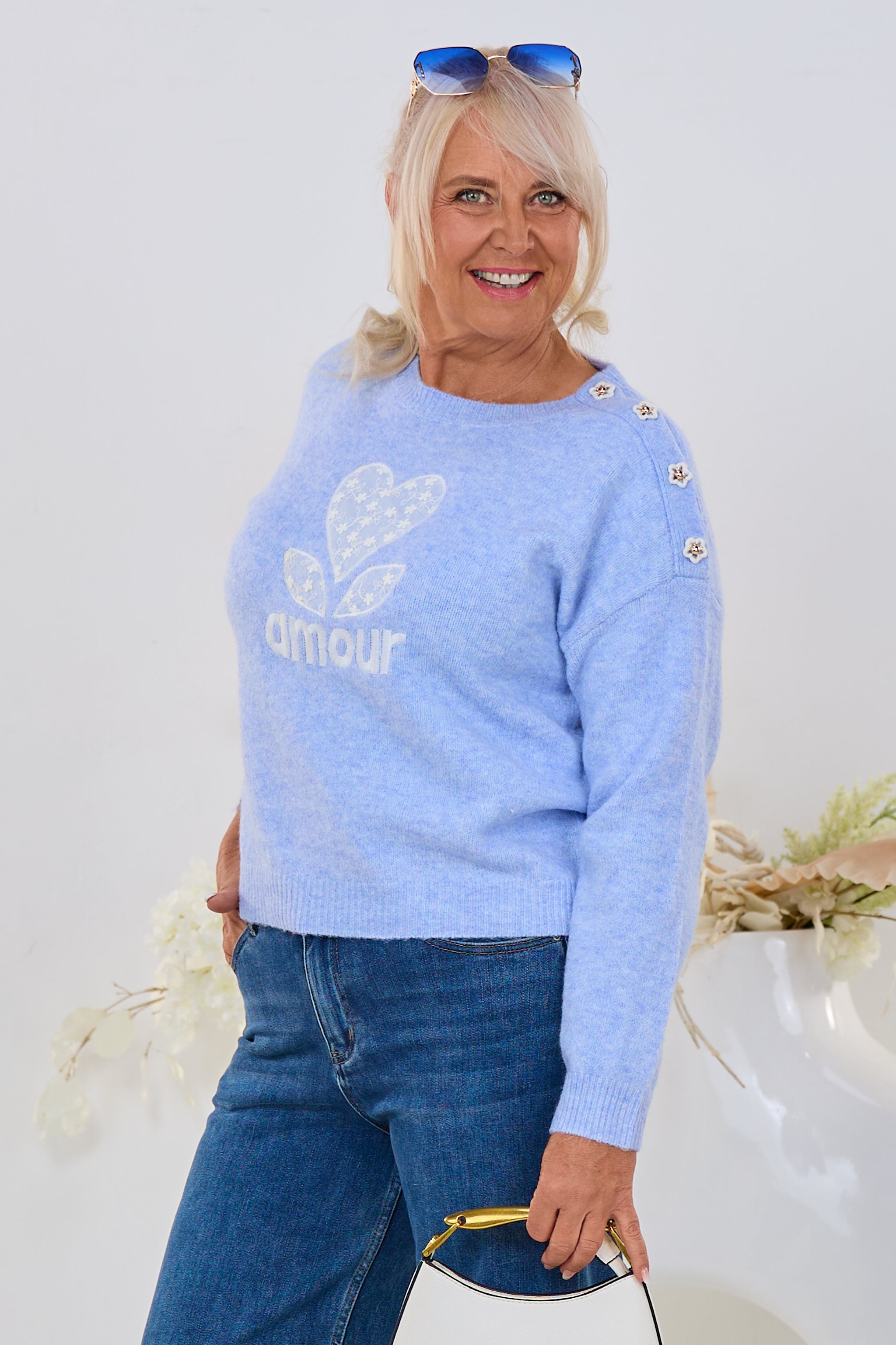Strickpulli amour mit Blumenknöpfen, hellblau-melliert